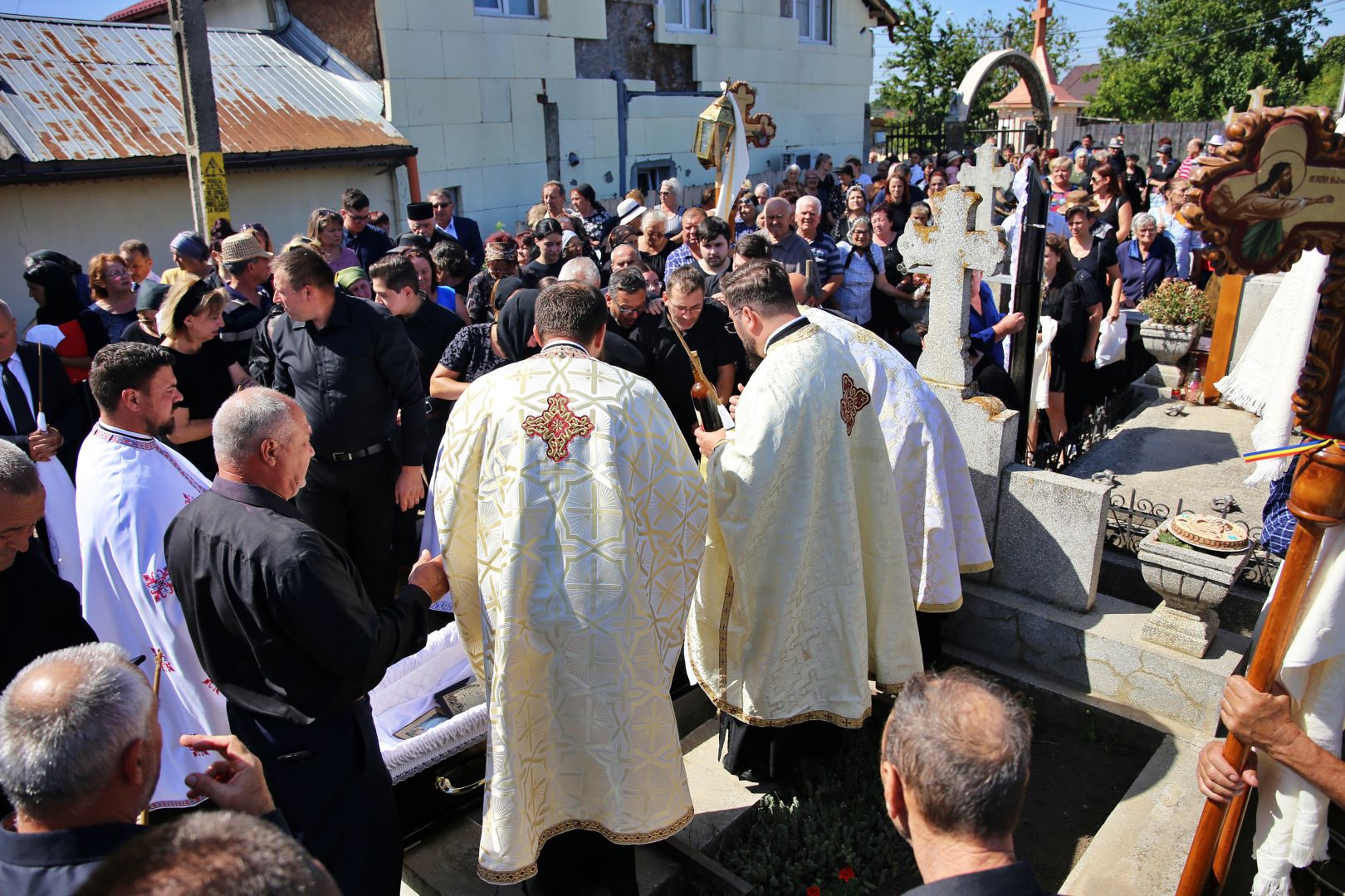 Părintele Mihai Carp de la Parohia Lețcani a fost condus pe ultimul drum