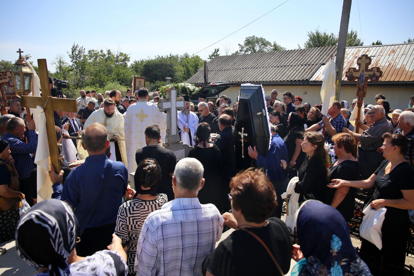 Părintele Mihai Carp de la Parohia Lețcani a fost condus pe ultimul drum