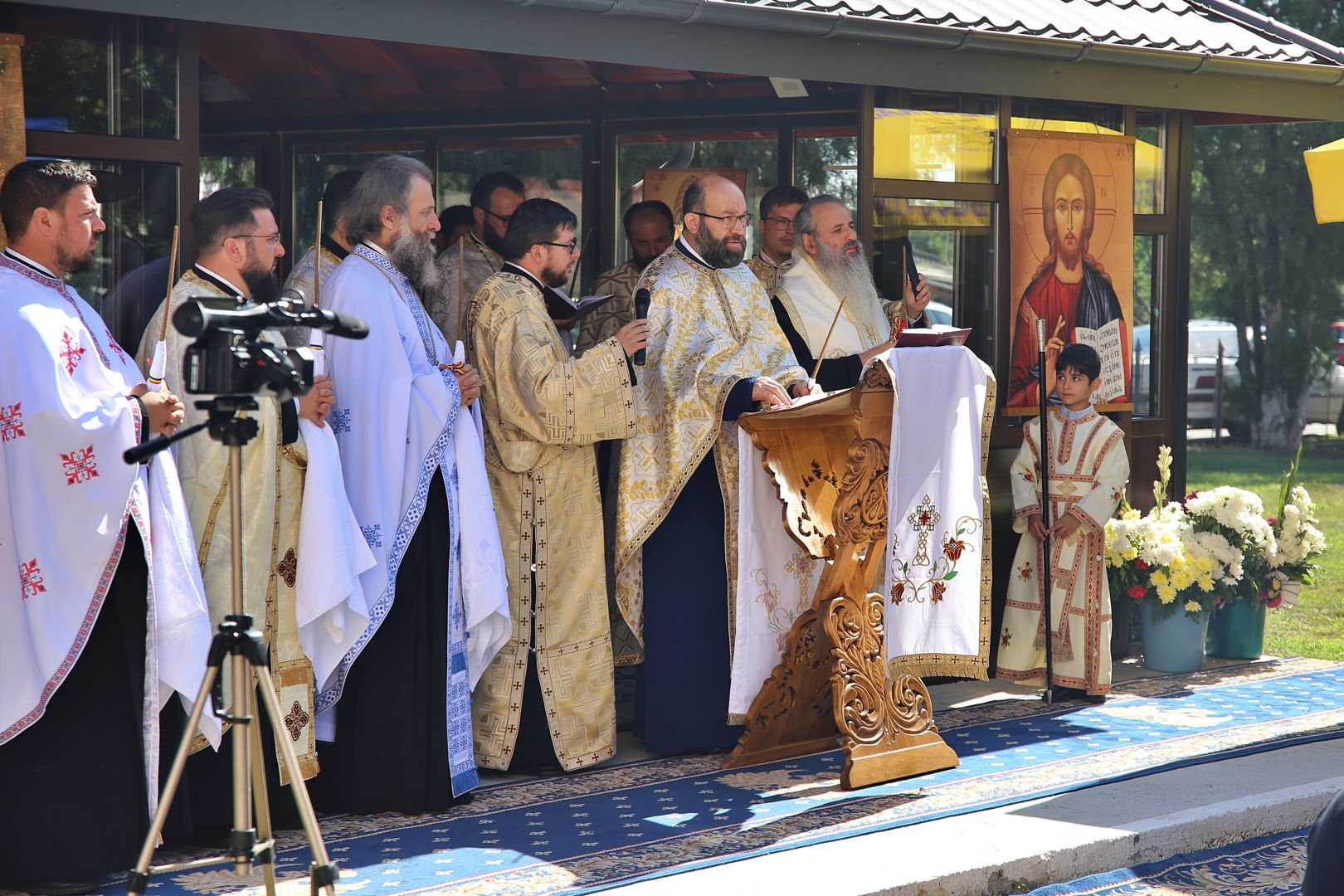 Părintele Mihai Carp de la Parohia Lețcani a fost condus pe ultimul drum