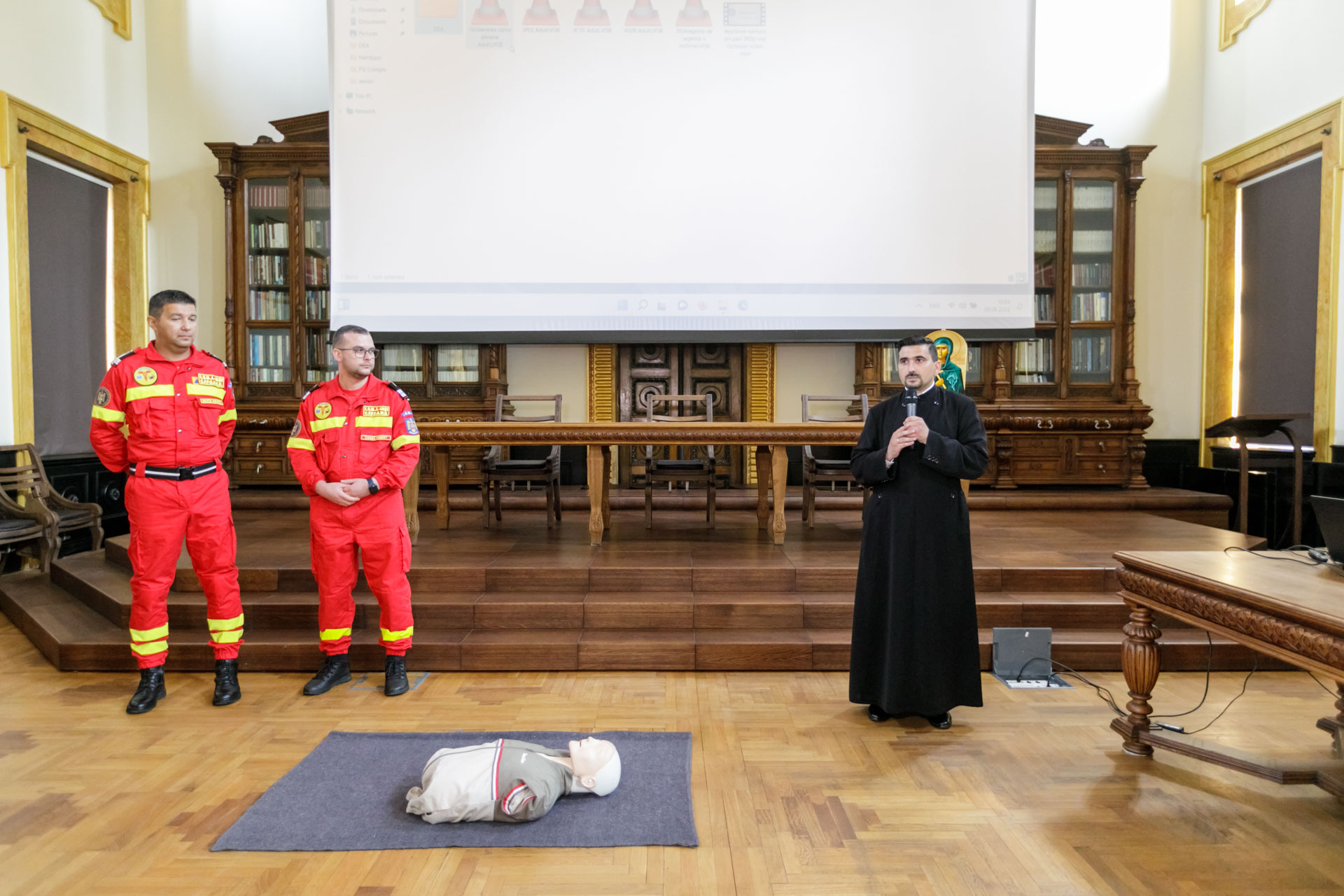 Instructaj despre folosirea unui defibrilator public, la Centrul Eparhial Iaşi