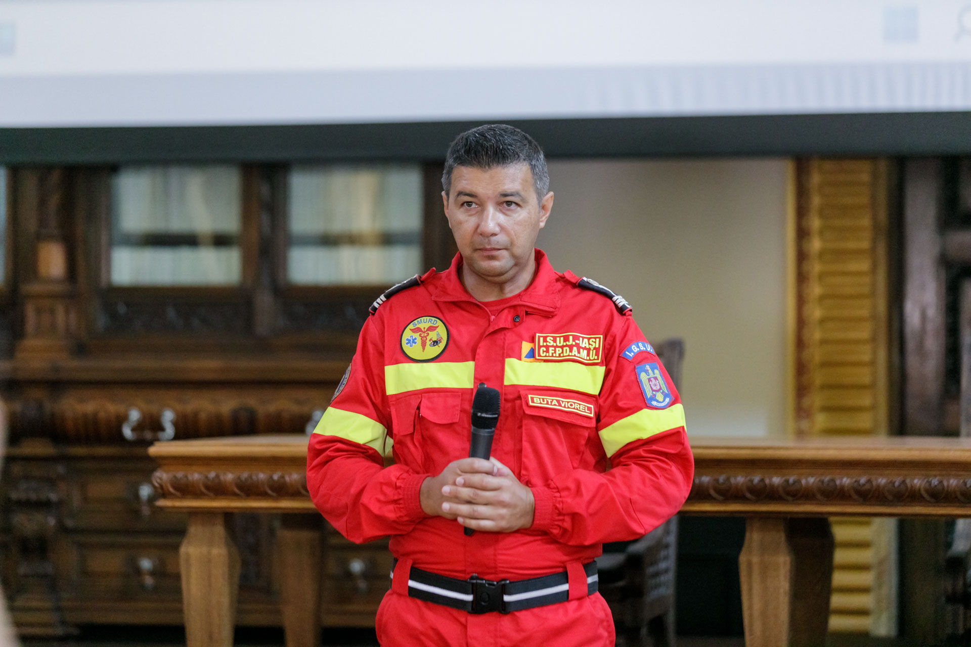 Instructaj despre folosirea unui defibrilator public, la Centrul Eparhial Iaşi