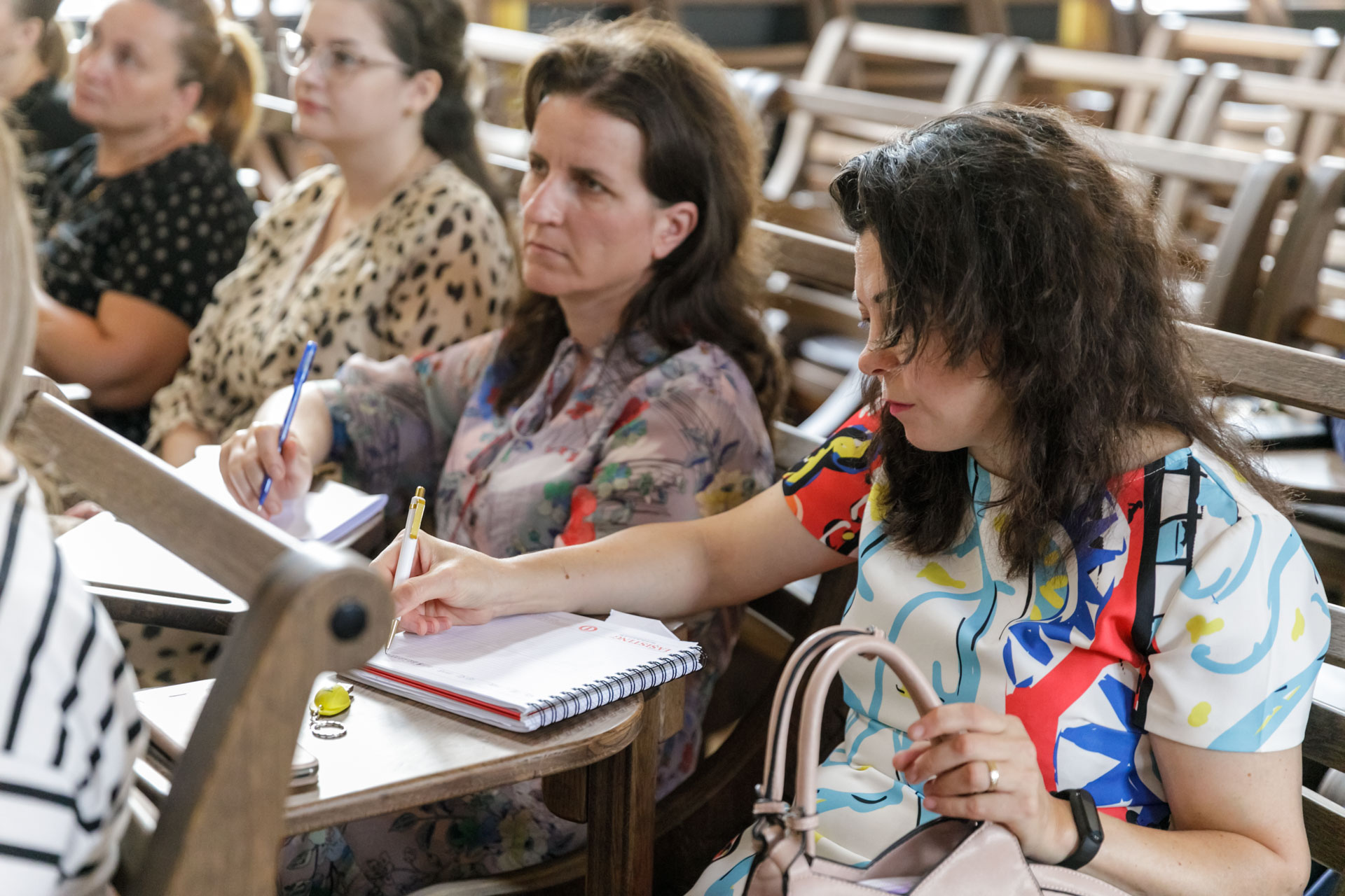 Instructaj despre folosirea unui defibrilator public, la Centrul Eparhial Iaşi