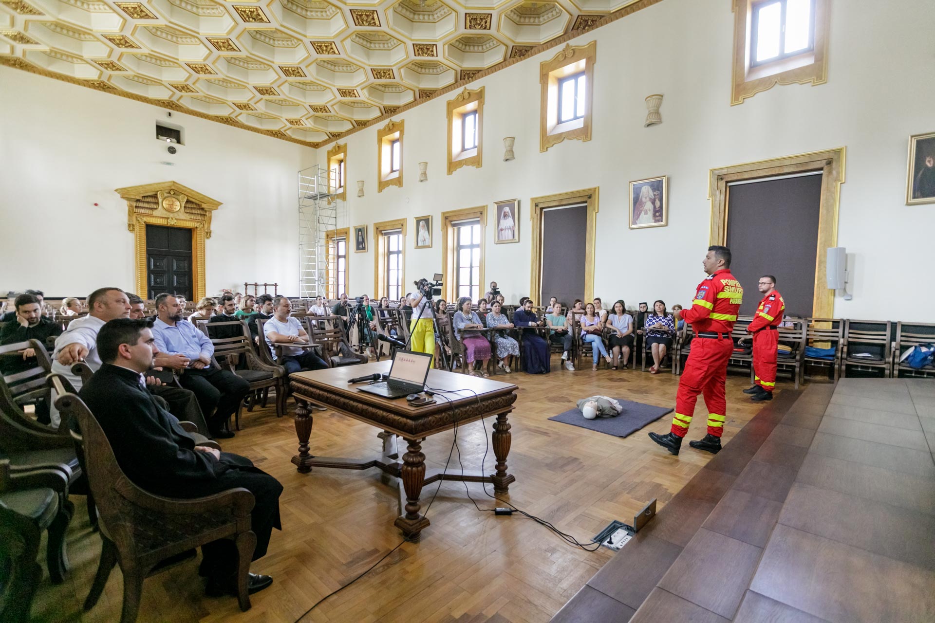 Instructaj despre folosirea unui defibrilator public, la Centrul Eparhial Iaşi