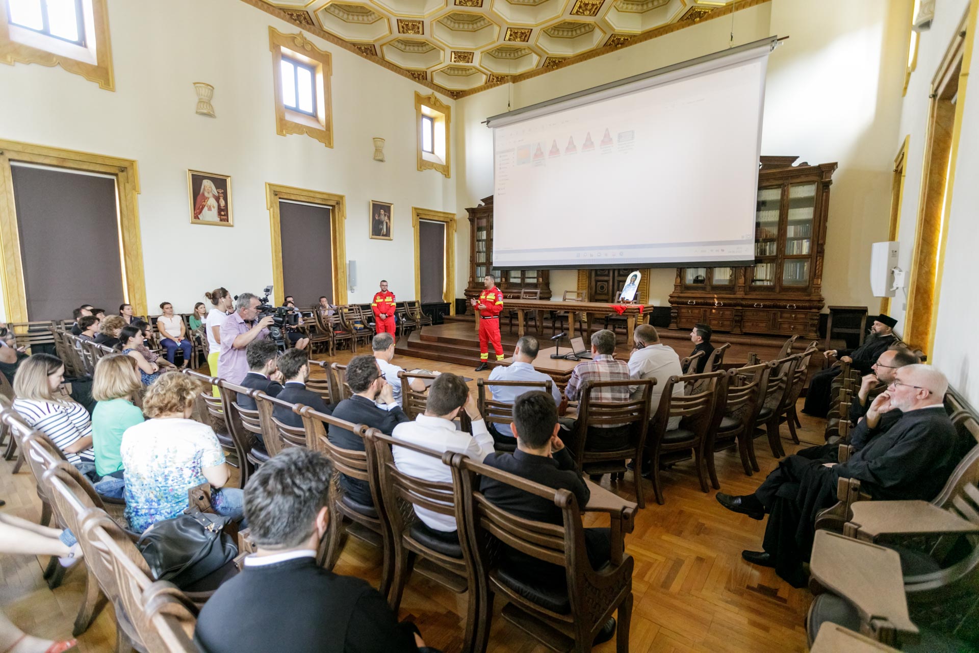 Instructaj despre folosirea unui defibrilator public, la Centrul Eparhial Iaşi