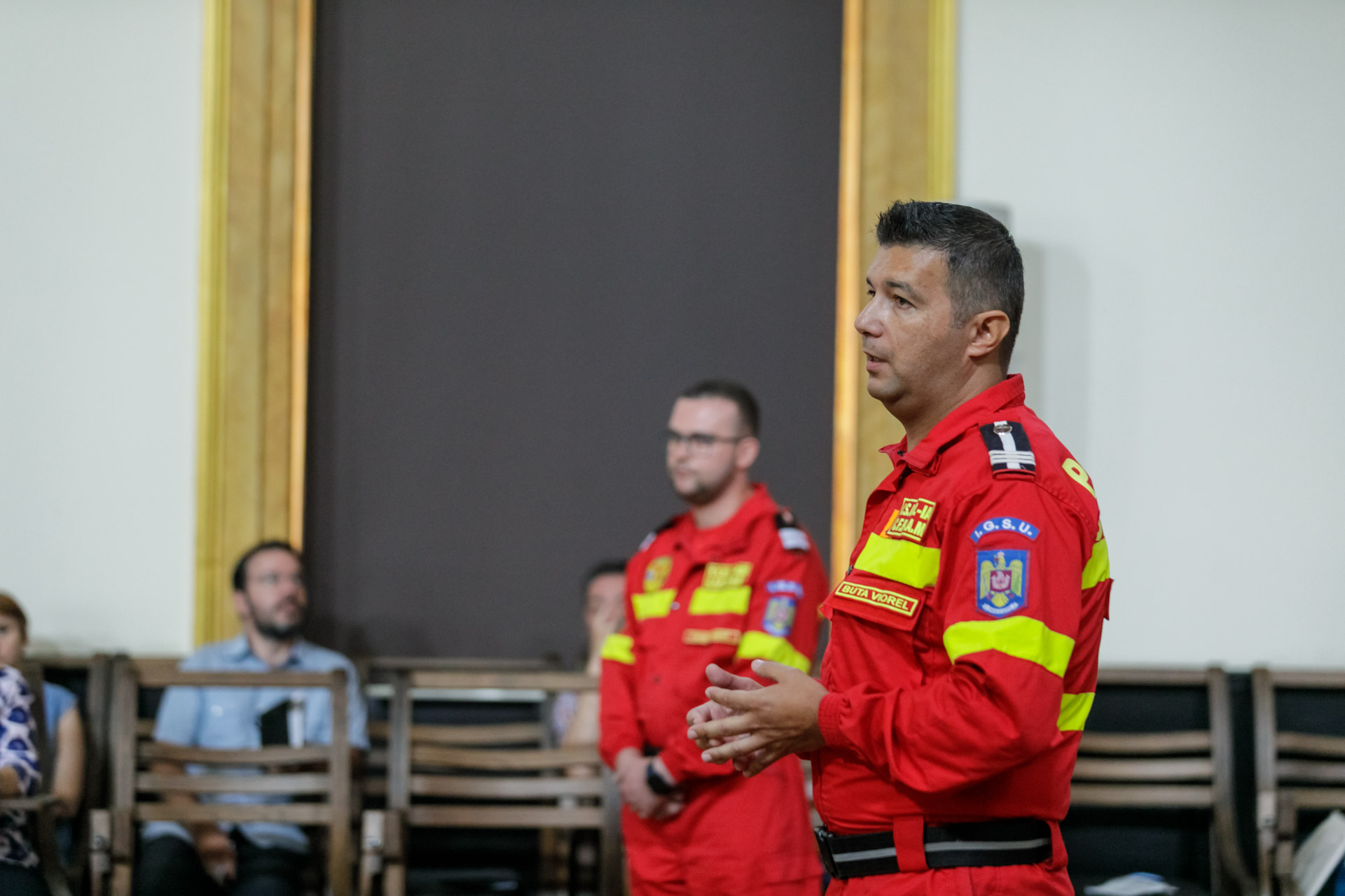 Instructaj despre folosirea unui defibrilator public, la Centrul Eparhial Iaşi