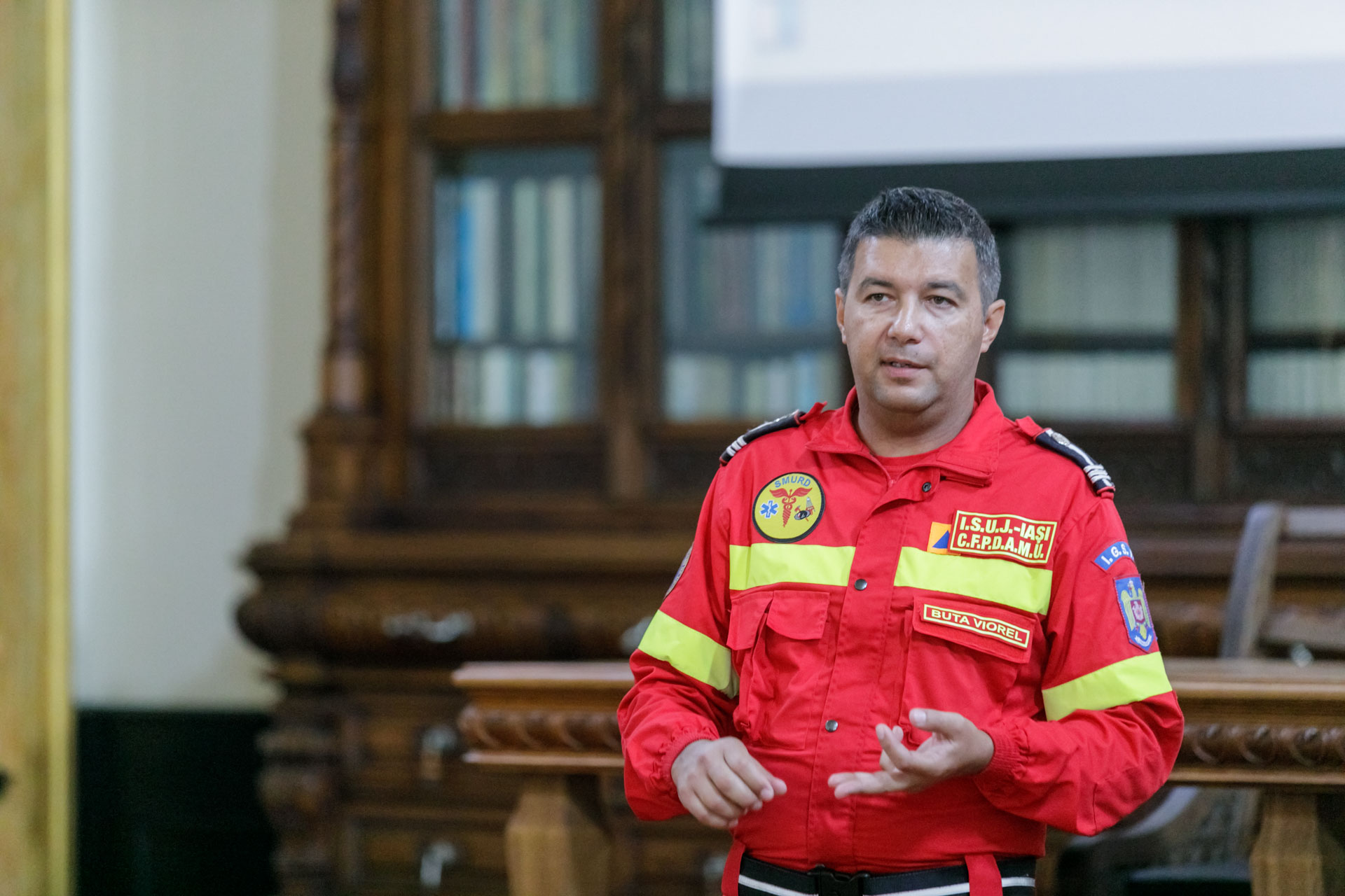 Instructaj despre folosirea unui defibrilator public, la Centrul Eparhial Iaşi