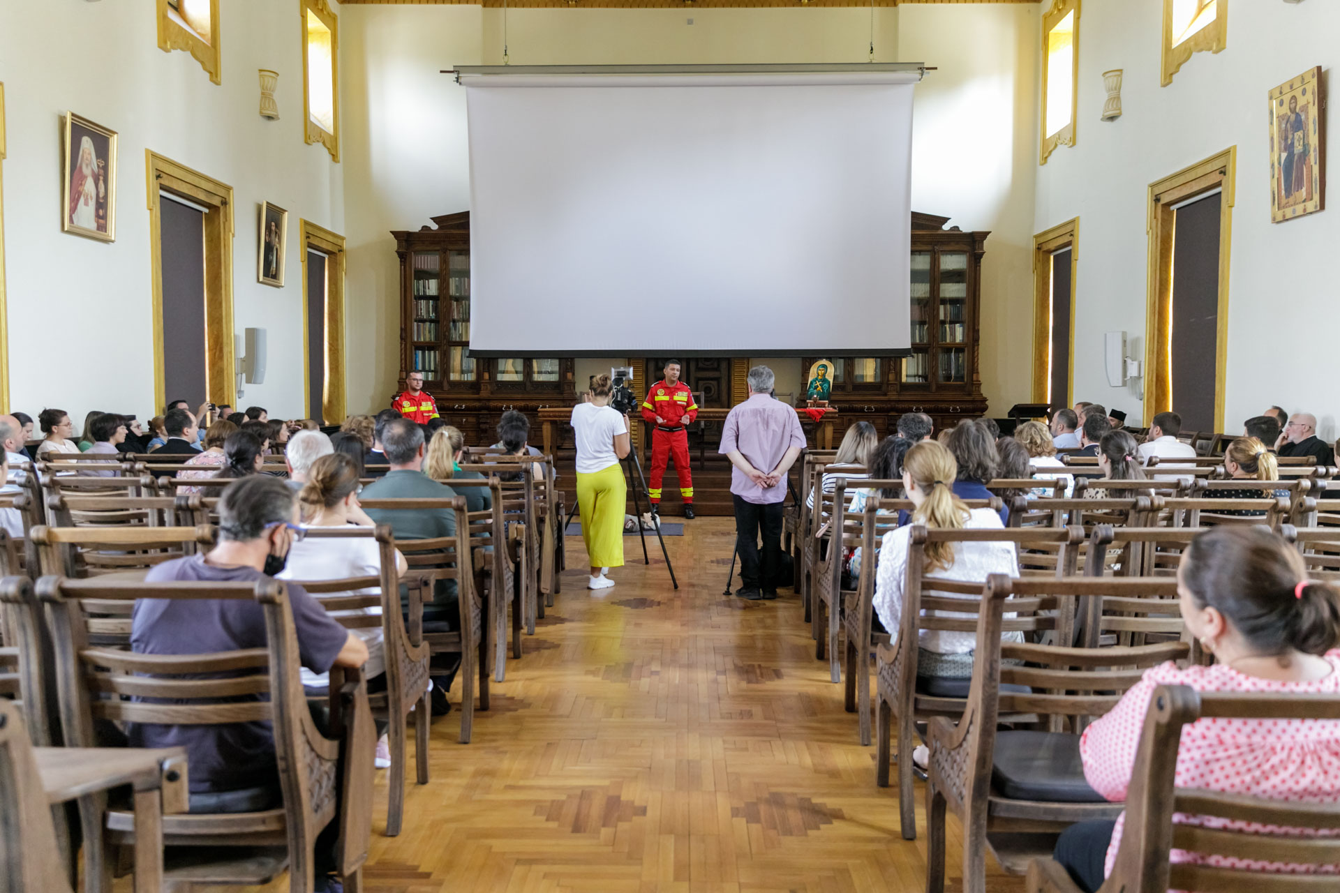 Instructaj despre folosirea unui defibrilator public, la Centrul Eparhial Iaşi