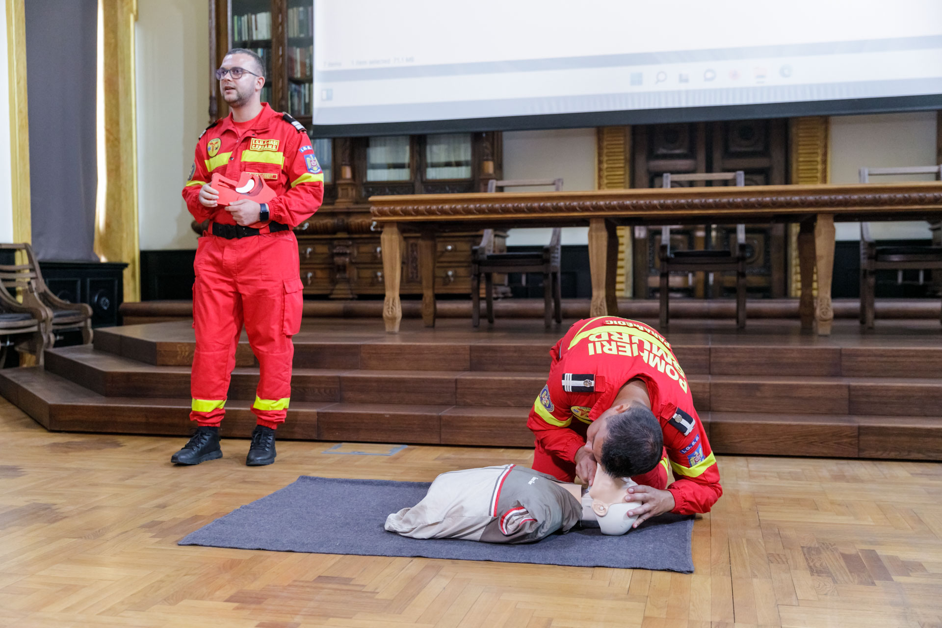 Instructaj despre folosirea unui defibrilator public, la Centrul Eparhial Iaşi