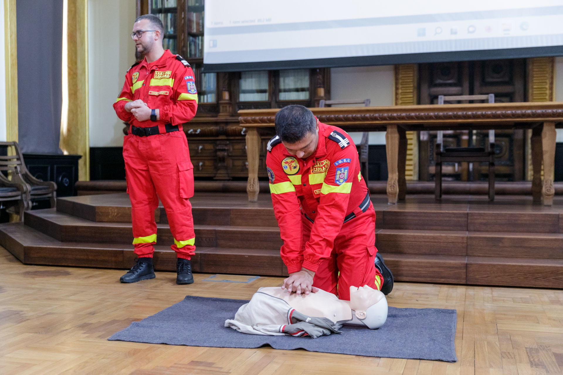 Instructaj despre folosirea unui defibrilator public, la Centrul Eparhial Iaşi