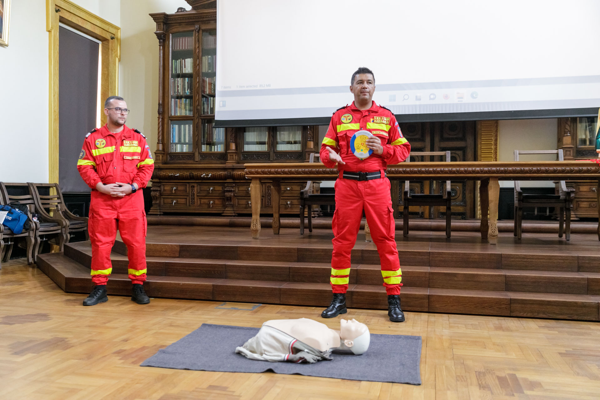 Instructaj despre folosirea unui defibrilator public, la Centrul Eparhial Iaşi