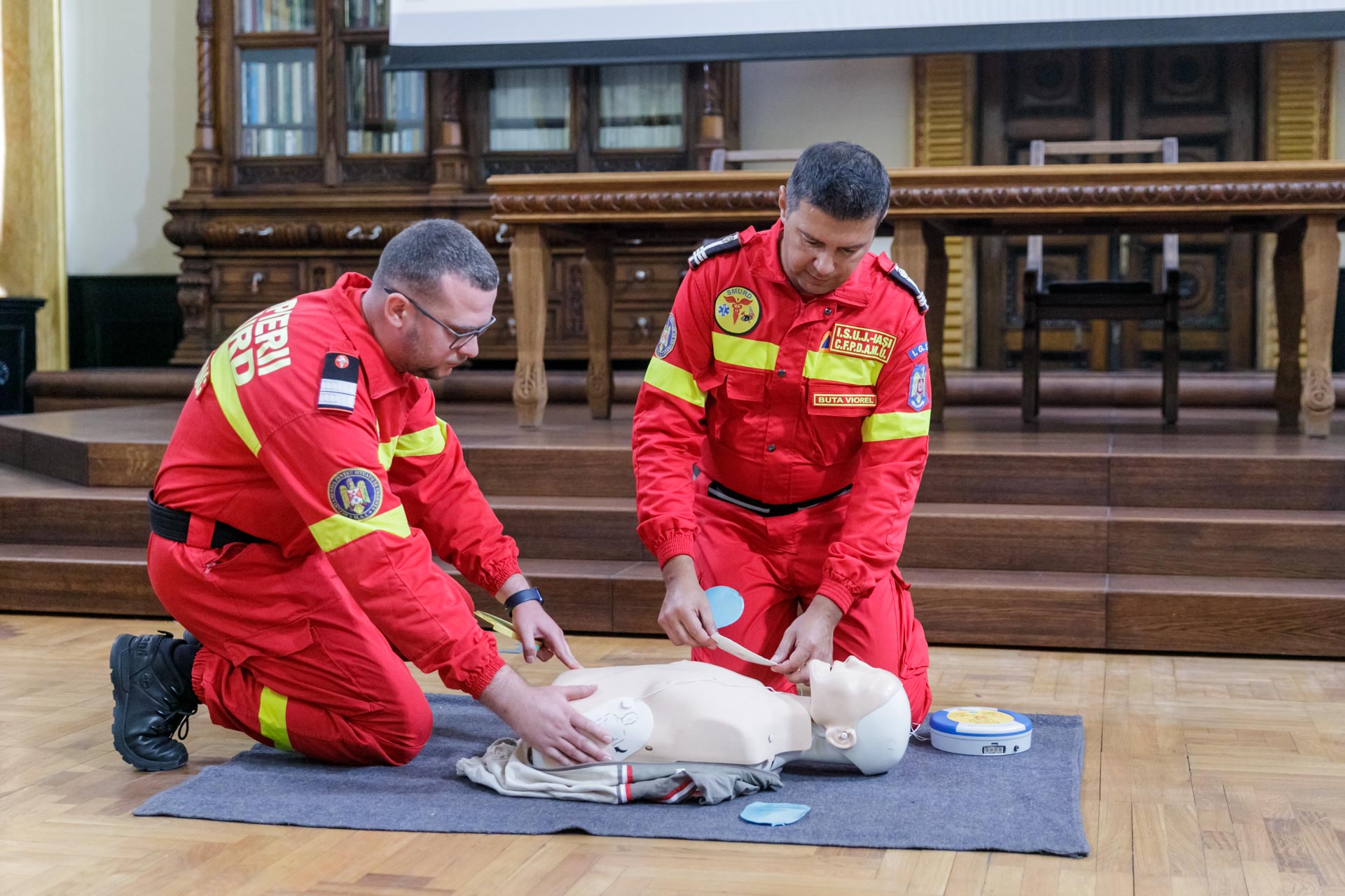Instructaj despre folosirea unui defibrilator public, la Centrul Eparhial Iaşi