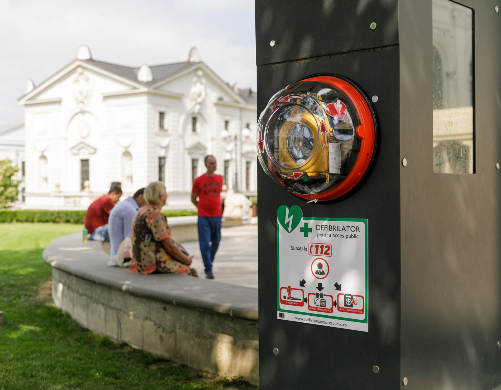 Instructaj despre folosirea unui defibrilator public, la Centrul Eparhial Iaşi