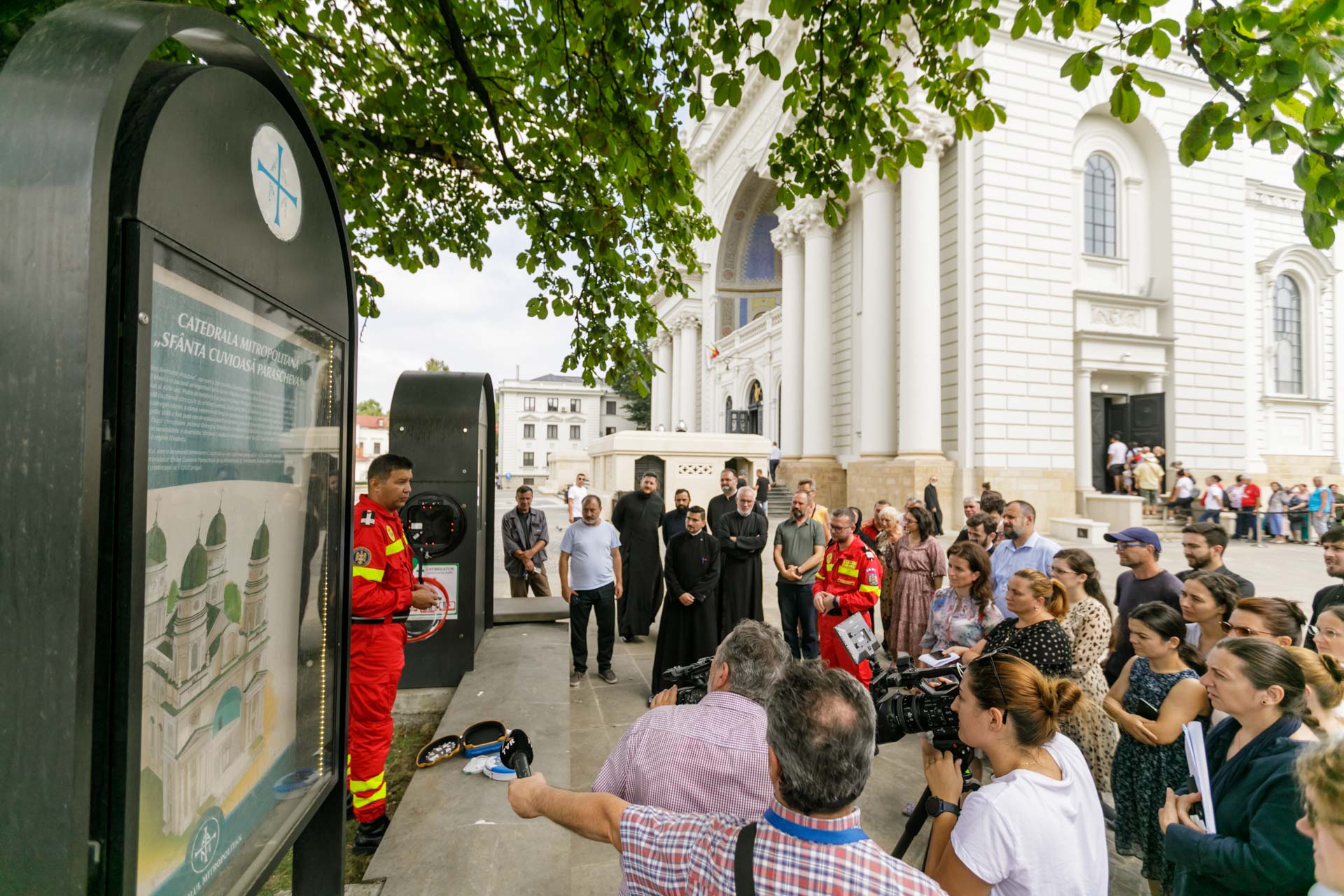 Instructaj despre folosirea unui defibrilator public, la Centrul Eparhial Iaşi