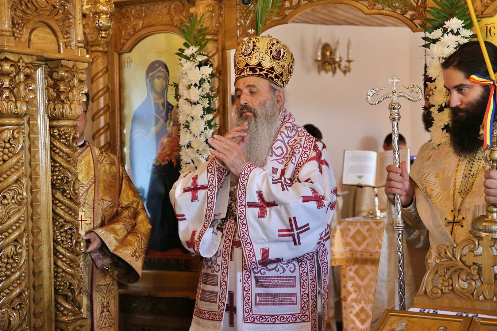 Părintele Mitropolit Teofan a slujit la Parohia Slobozia: „Să primească Dumnezeu inima noastră ca jertfă în fața Lui”