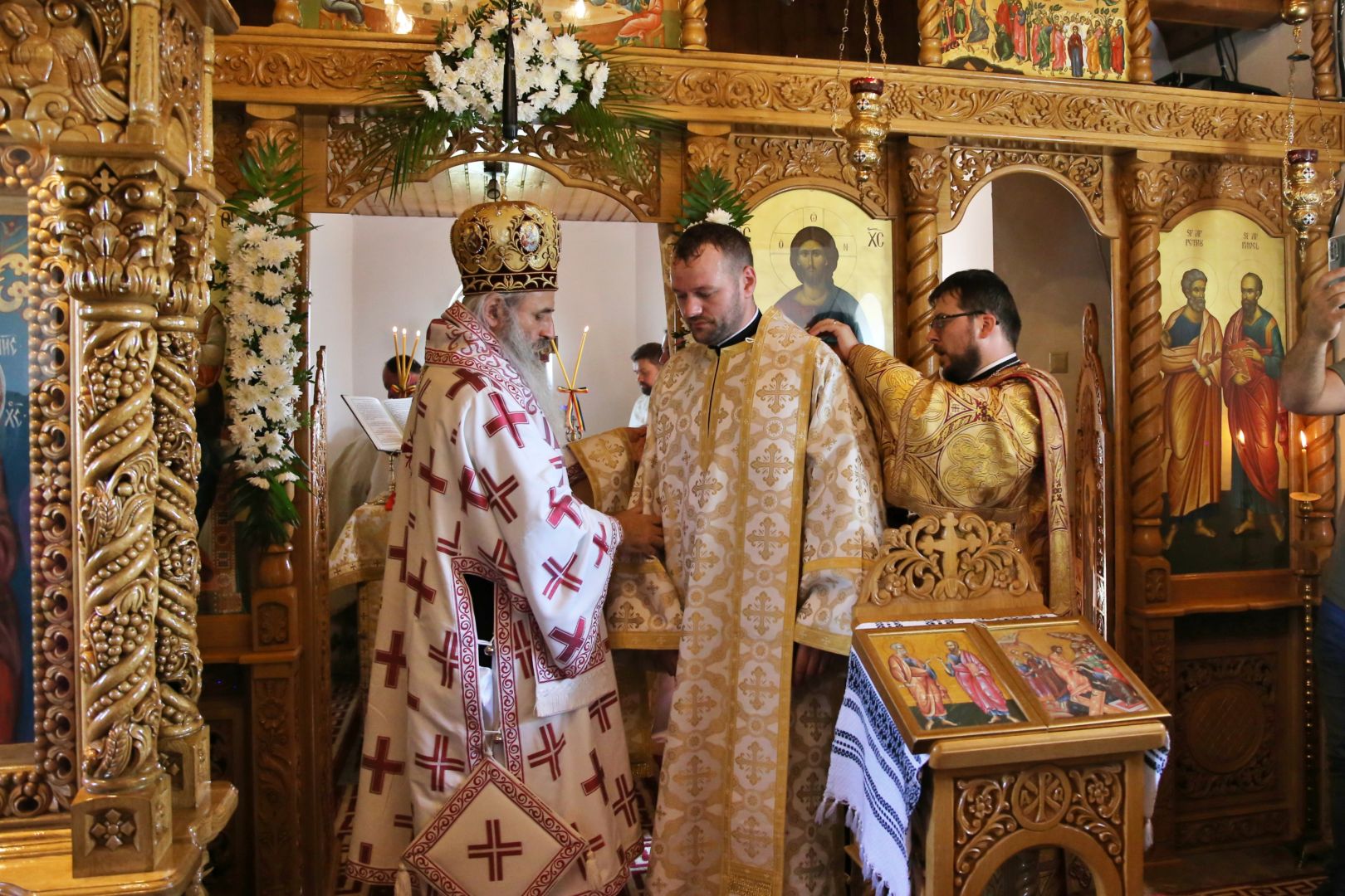 Părintele Mitropolit Teofan a slujit la Parohia Slobozia: „Să primească Dumnezeu inima noastră ca jertfă în fața Lui”