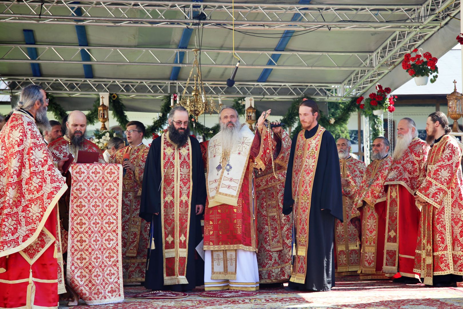 Tăierea Capului Sfântului Ioan Botezătorul: Doi ierarhi au fost prezenți la hramul Mănăstirii Secu
