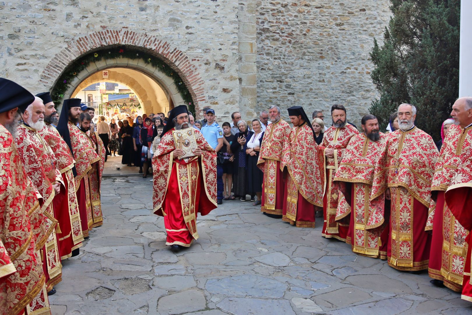 Tăierea Capului Sfântului Ioan Botezătorul: Doi ierarhi au fost prezenți la hramul Mănăstirii Secu