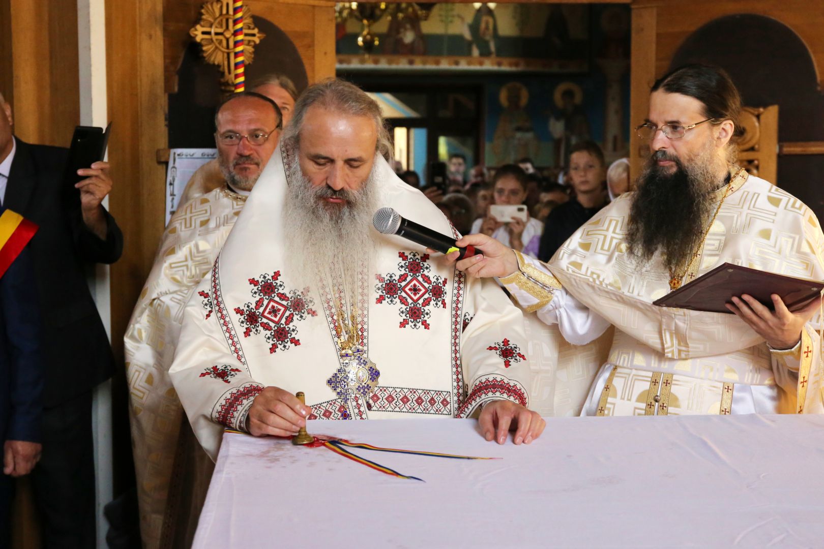 Mitropolitul Moldovei și Bucovinei a sfințit Biserica din Bucureni – Dămuc