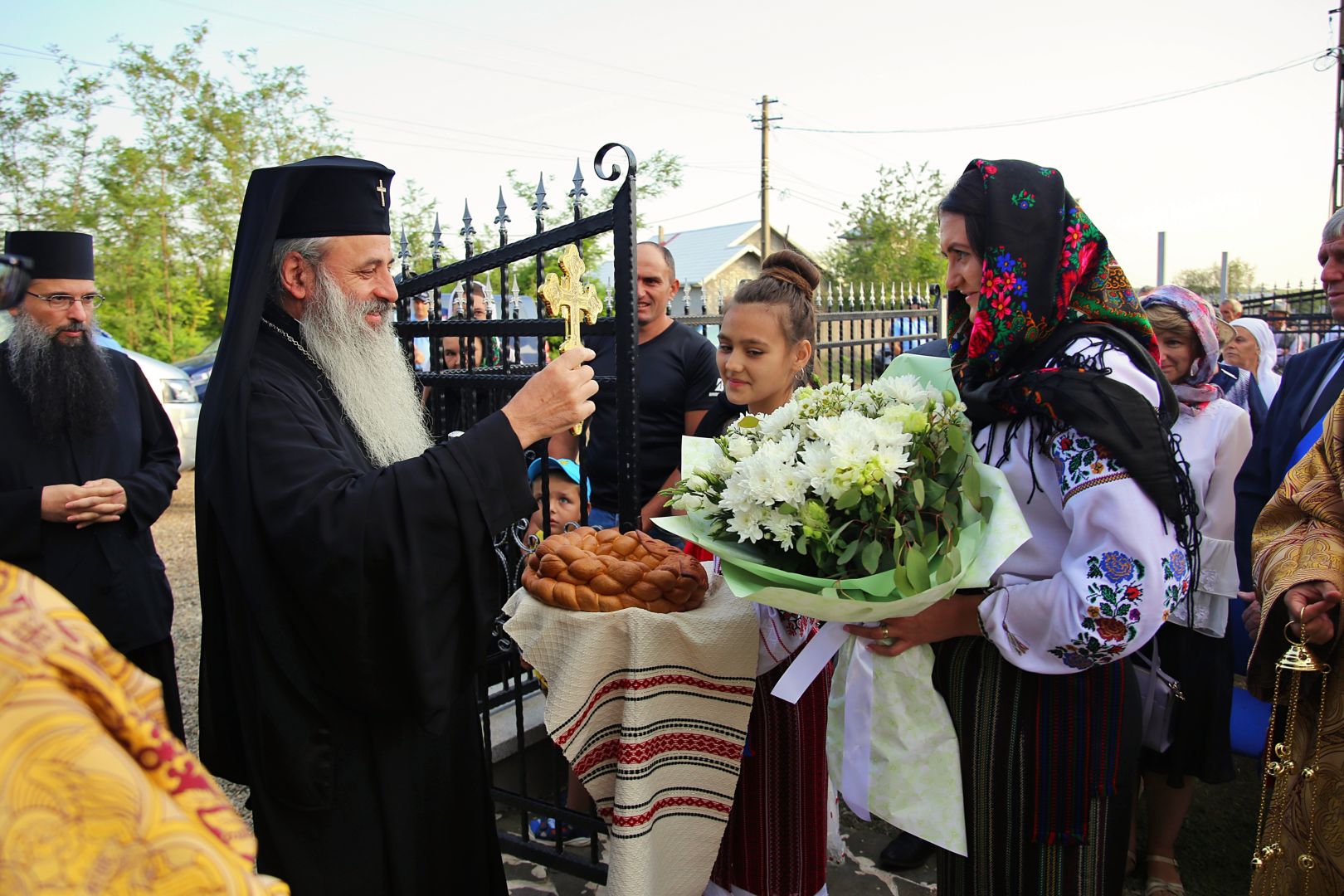 Biserica filiei Broșteni – Băbiceni a primit veșmântul cel nou al sfințirii