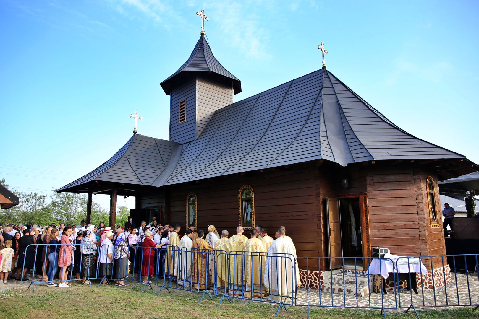 (Video) Biserica din satul botoșănean Broșteni a fost sfințită