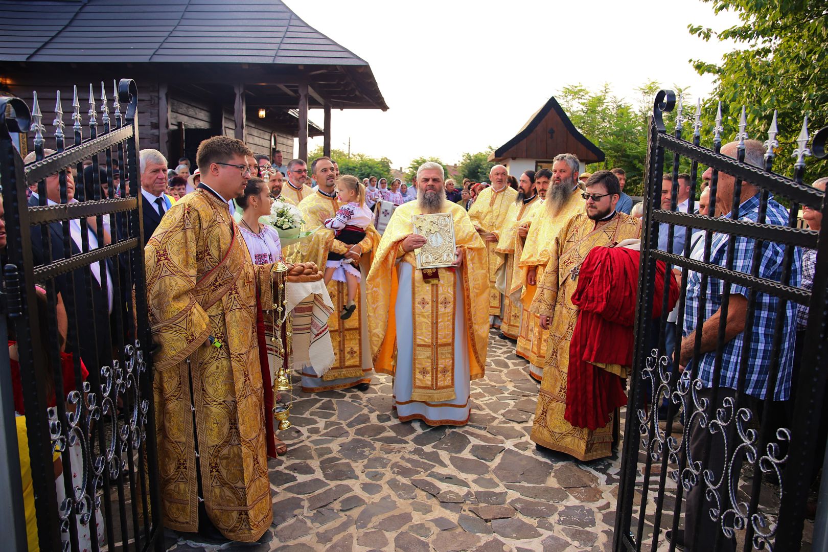 Biserica filiei Broșteni – Băbiceni a primit veșmântul cel nou al sfințirii