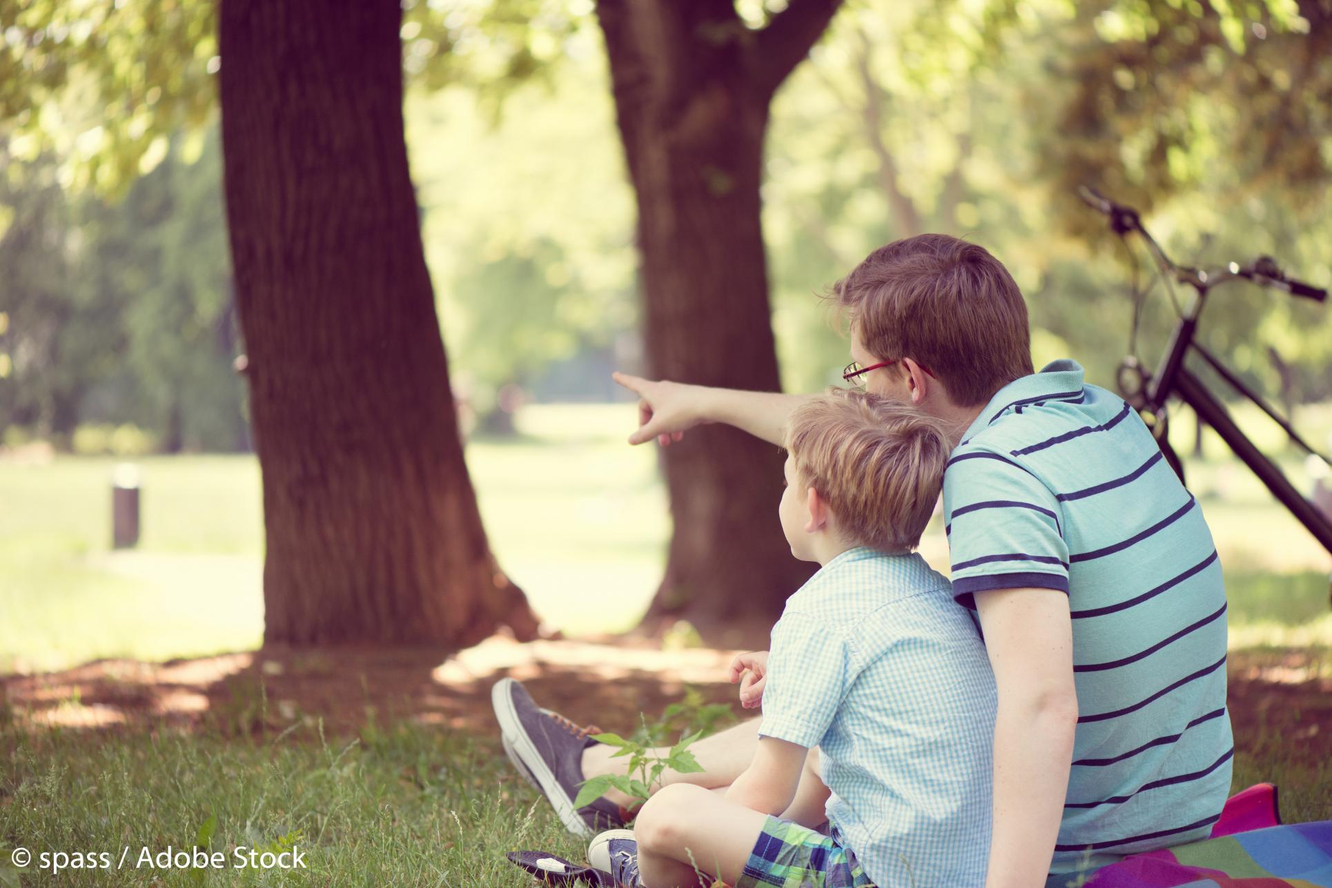 Dăruiește respect, repere și dragoste necondiționată copilului – apoi, el va răspunde pe măsura așteptărilor / Foto: AdobeStock tata și fiul