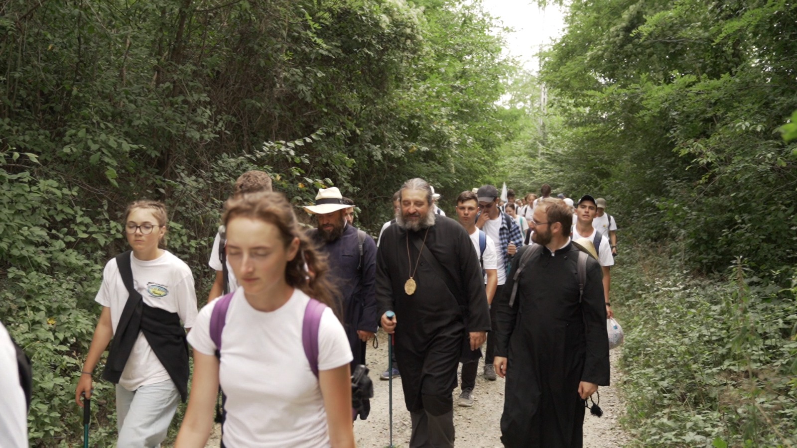 Peste 200 km la pas, „pe urmele sfinților nemțeni”: tinerii pelerini au participat la Sfânta Liturghie săvârșită de PS Părinte Nichifor Botoșăneanul