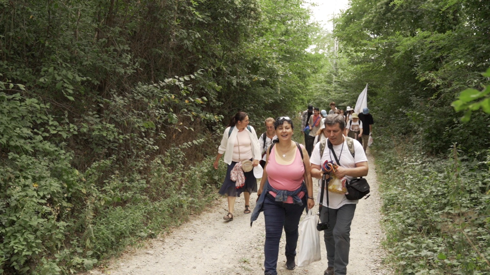 Peste 200 km la pas, „pe urmele sfinților nemțeni”: tinerii pelerini au participat la Sfânta Liturghie săvârșită de PS Părinte Nichifor Botoșăneanul