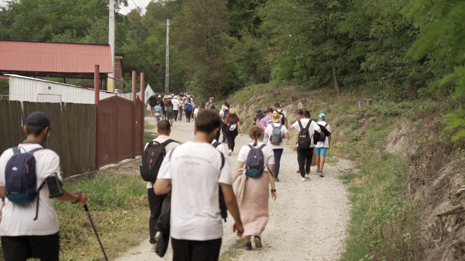 Peste 200 km la pas, „pe urmele sfinților nemțeni”: tinerii pelerini au participat la Sfânta Liturghie săvârșită de PS Părinte Nichifor Botoșăneanul