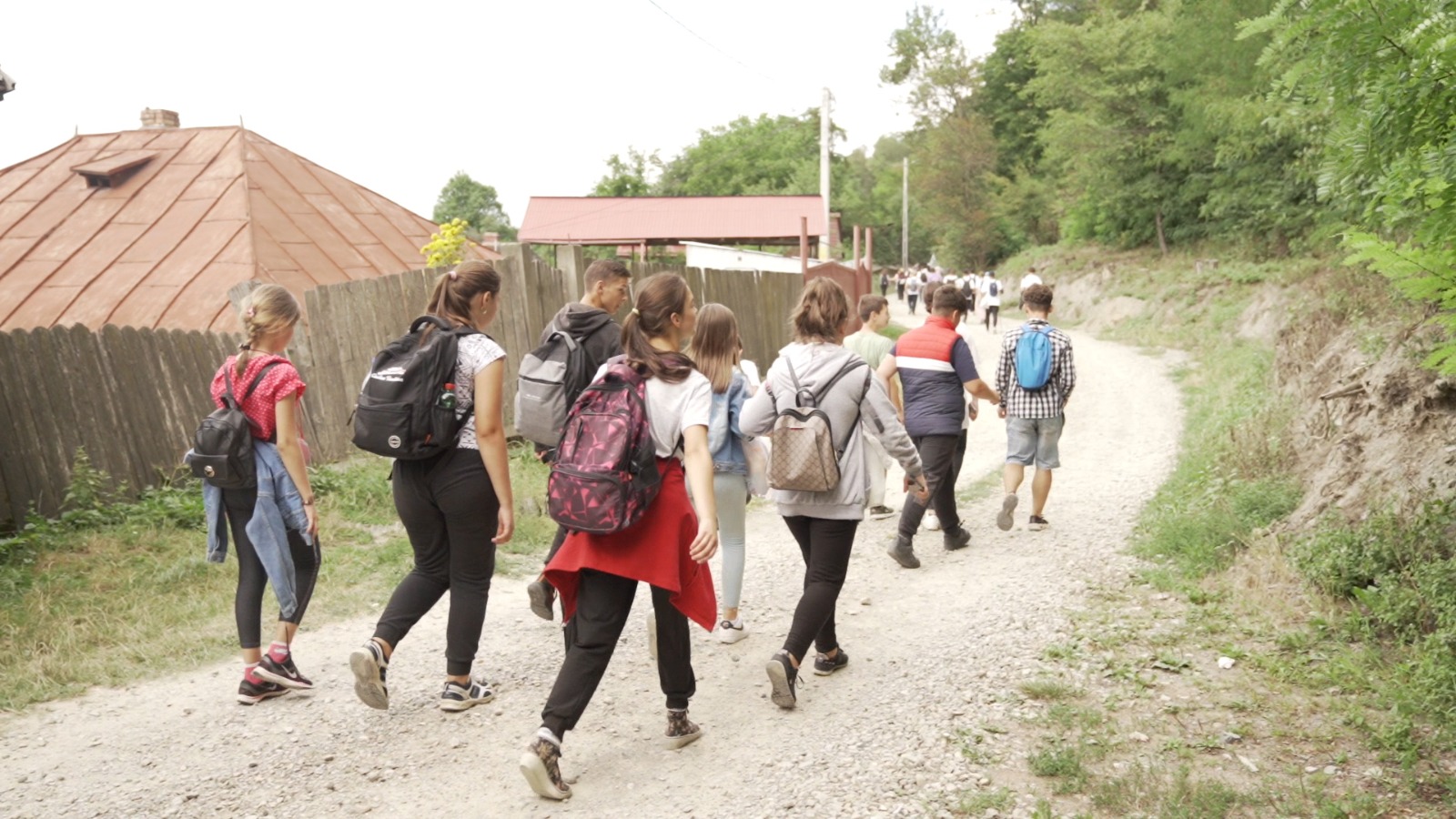 Peste 200 km la pas, „pe urmele sfinților nemțeni”: tinerii pelerini au participat la Sfânta Liturghie săvârșită de PS Părinte Nichifor Botoșăneanul