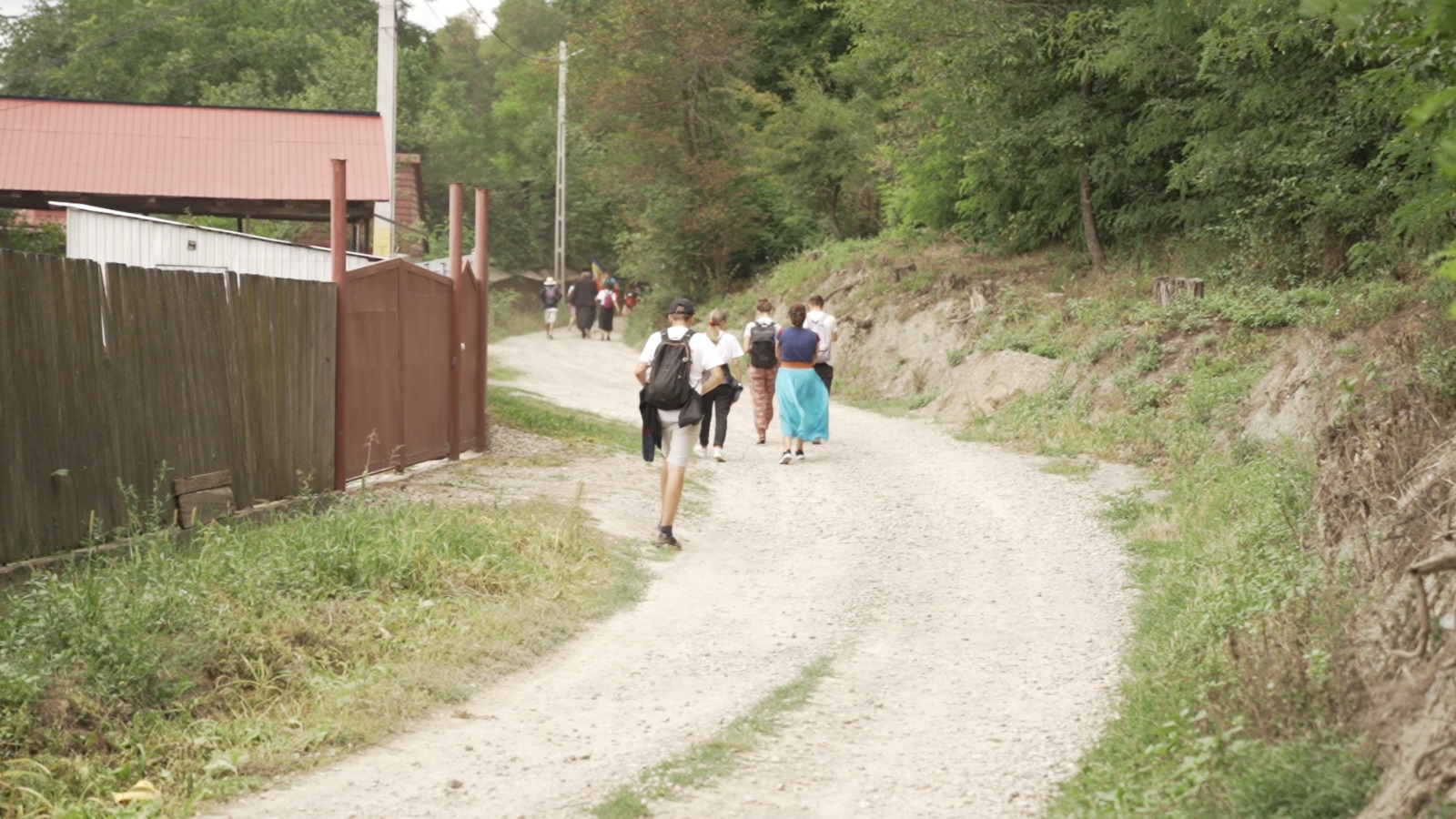 Peste 200 km la pas, „pe urmele sfinților nemțeni”: tinerii pelerini au participat la Sfânta Liturghie săvârșită de PS Părinte Nichifor Botoșăneanul