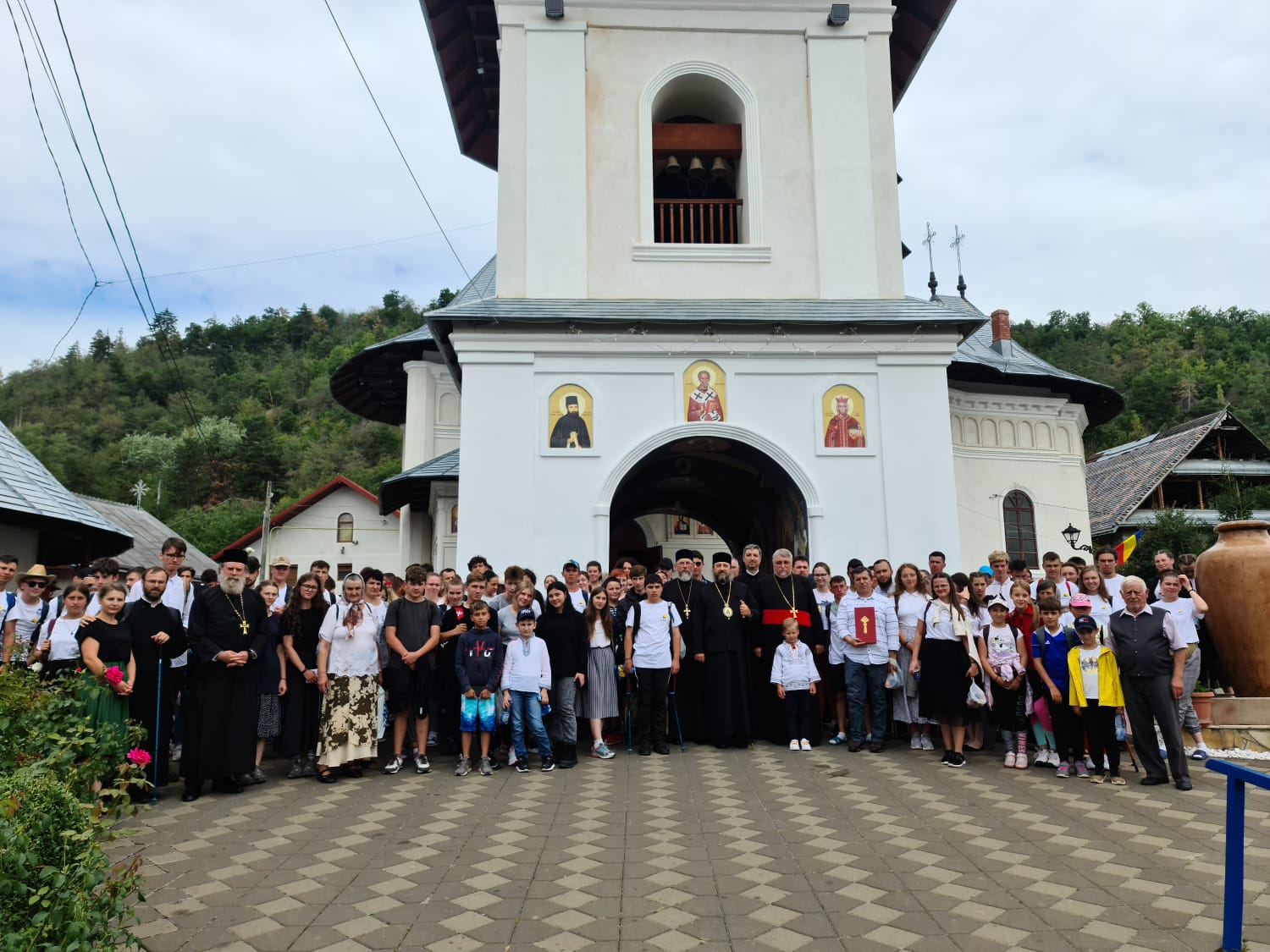 Peste 200 km la pas, „pe urmele sfinților nemțeni”: tinerii pelerini au participat la Sfânta Liturghie săvârșită de PS Părinte Nichifor Botoșăneanul
