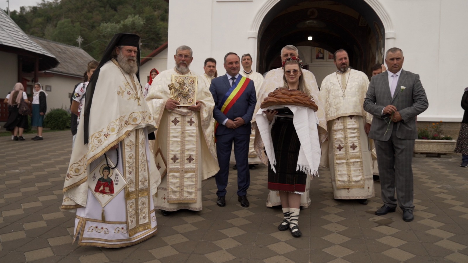 Peste 200 km la pas, „pe urmele sfinților nemțeni”: tinerii pelerini au participat la Sfânta Liturghie săvârșită de PS Părinte Nichifor Botoșăneanul
