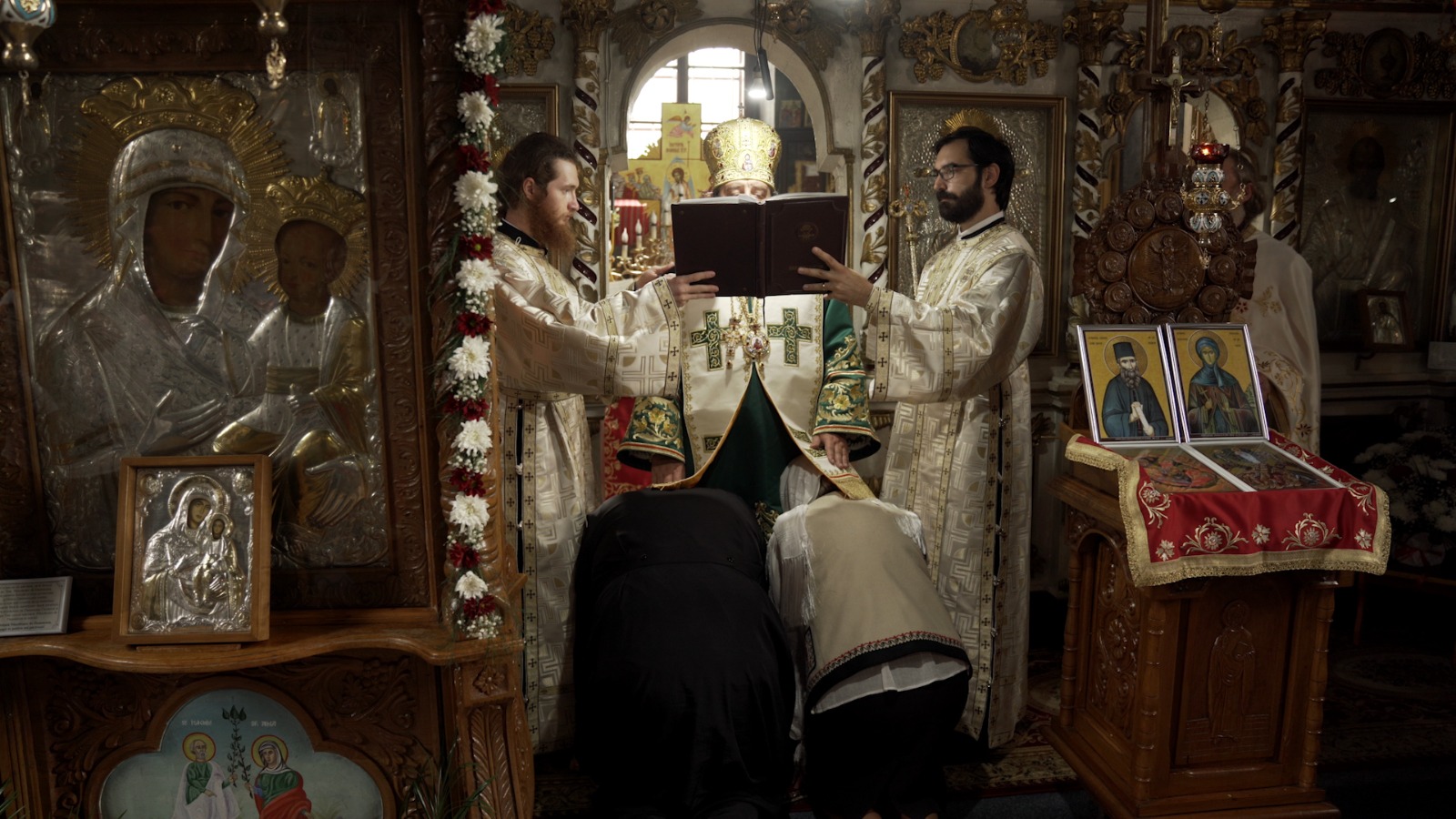 Peste 200 km la pas, „pe urmele sfinților nemțeni”: tinerii pelerini au participat la Sfânta Liturghie săvârșită de PS Părinte Nichifor Botoșăneanul