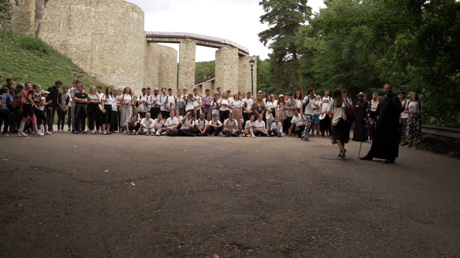 Peste 200 km la pas, „pe urmele sfinților nemțeni”: tinerii pelerini au participat la Sfânta Liturghie săvârșită de PS Părinte Nichifor Botoșăneanul