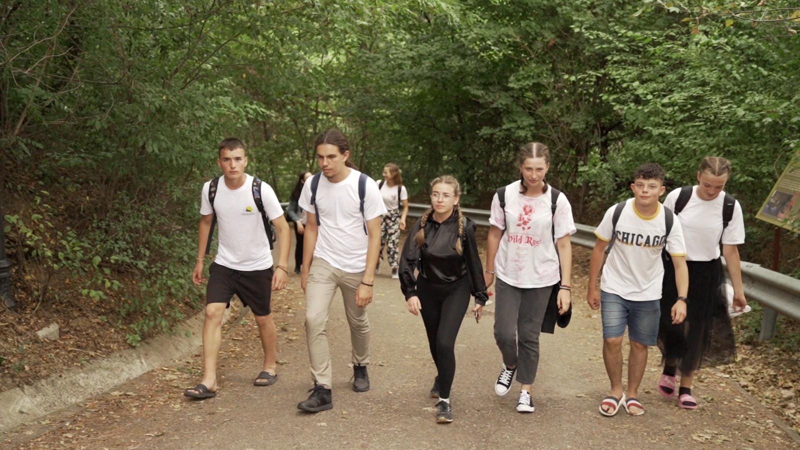 Peste 200 km la pas, „pe urmele sfinților nemțeni”: tinerii pelerini au participat la Sfânta Liturghie săvârșită de PS Părinte Nichifor Botoșăneanul