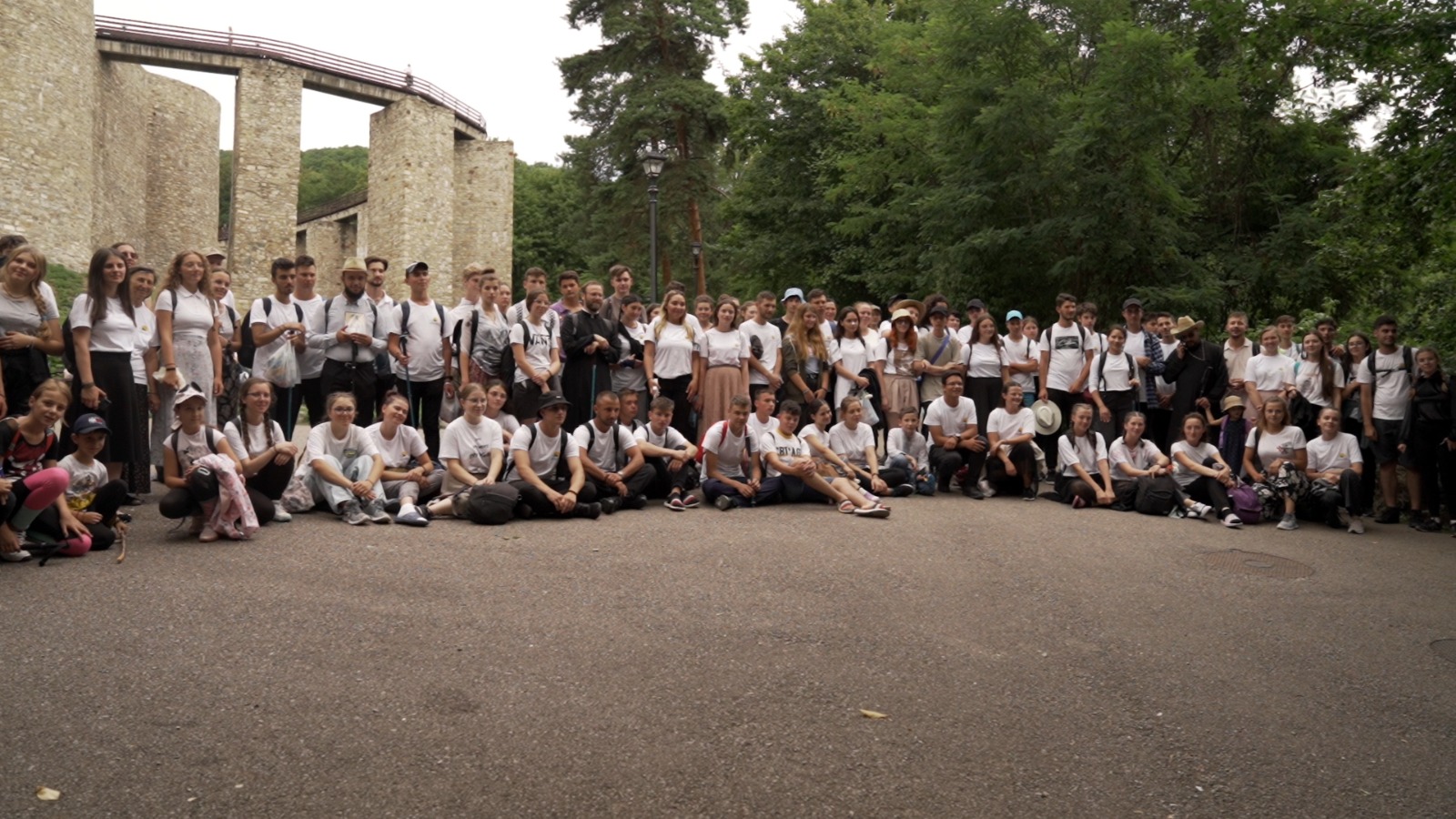 Peste 200 km la pas, „pe urmele sfinților nemțeni”: tinerii pelerini au participat la Sfânta Liturghie săvârșită de PS Părinte Nichifor Botoșăneanul