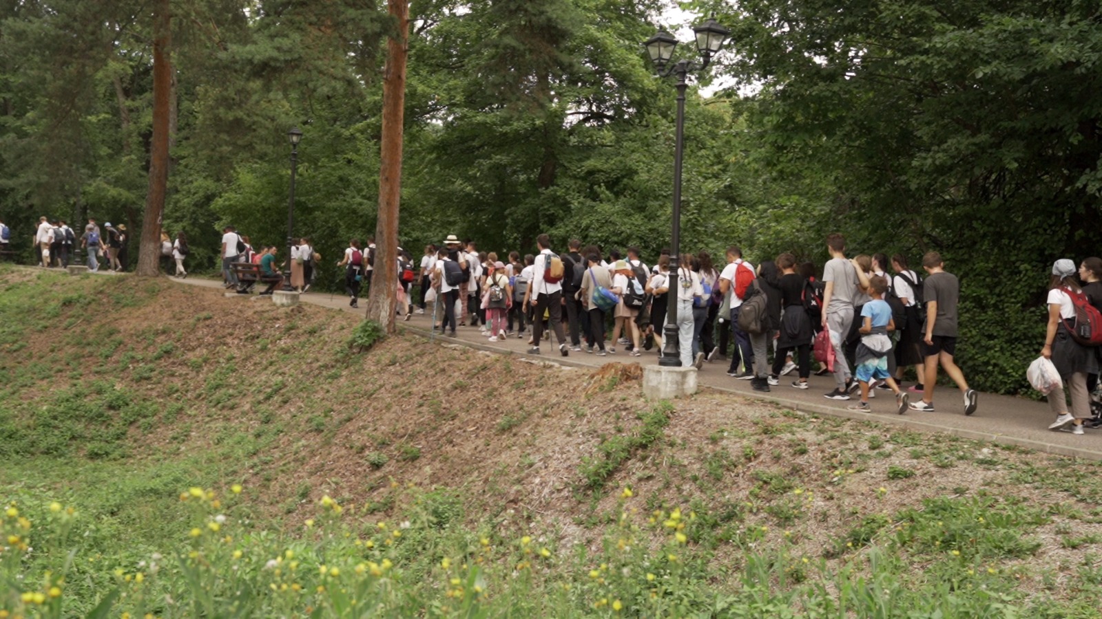 Peste 200 km la pas, „pe urmele sfinților nemțeni”: tinerii pelerini au participat la Sfânta Liturghie săvârșită de PS Părinte Nichifor Botoșăneanul