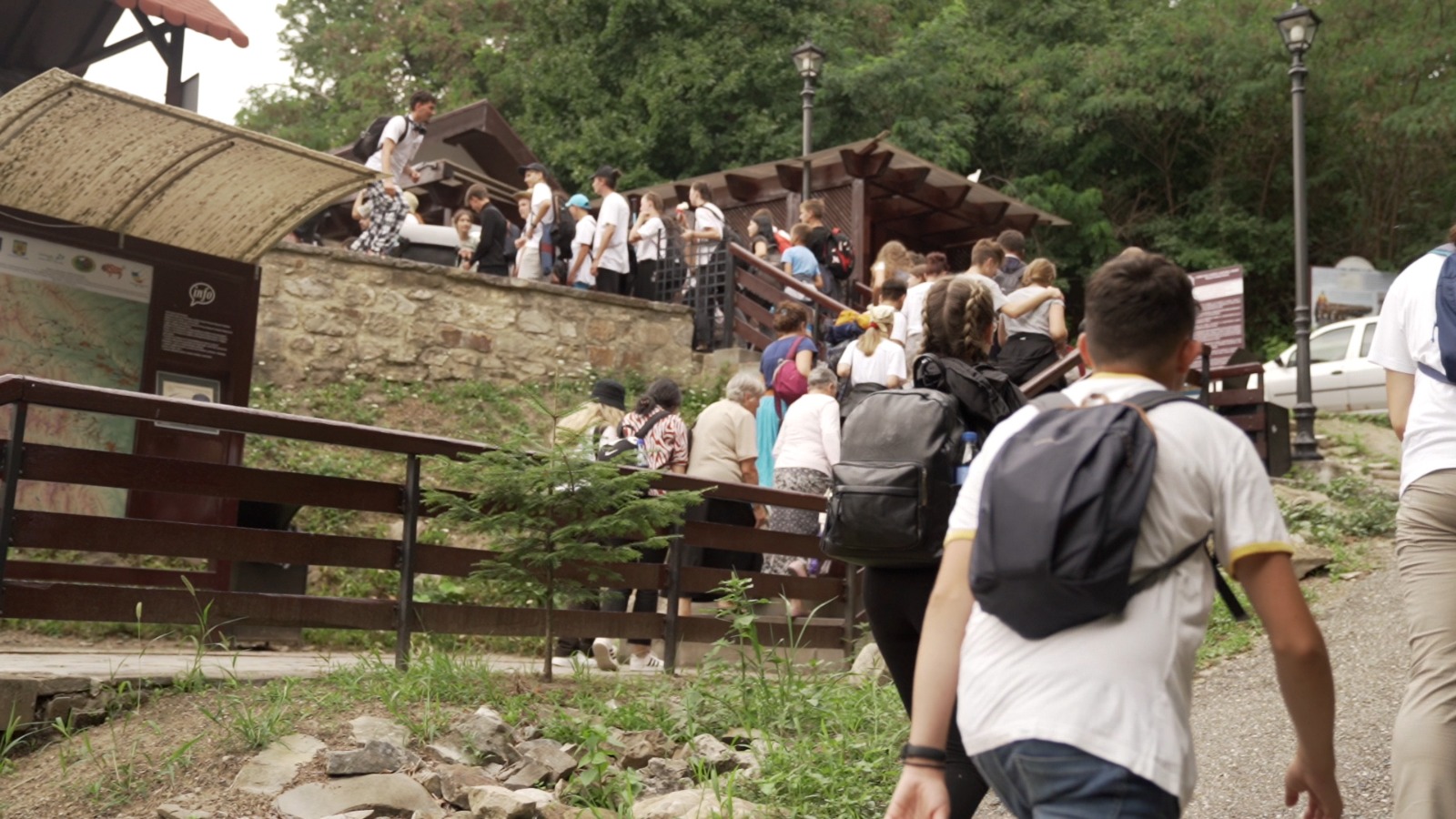 Peste 200 km la pas, „pe urmele sfinților nemțeni”: tinerii pelerini au participat la Sfânta Liturghie săvârșită de PS Părinte Nichifor Botoșăneanul