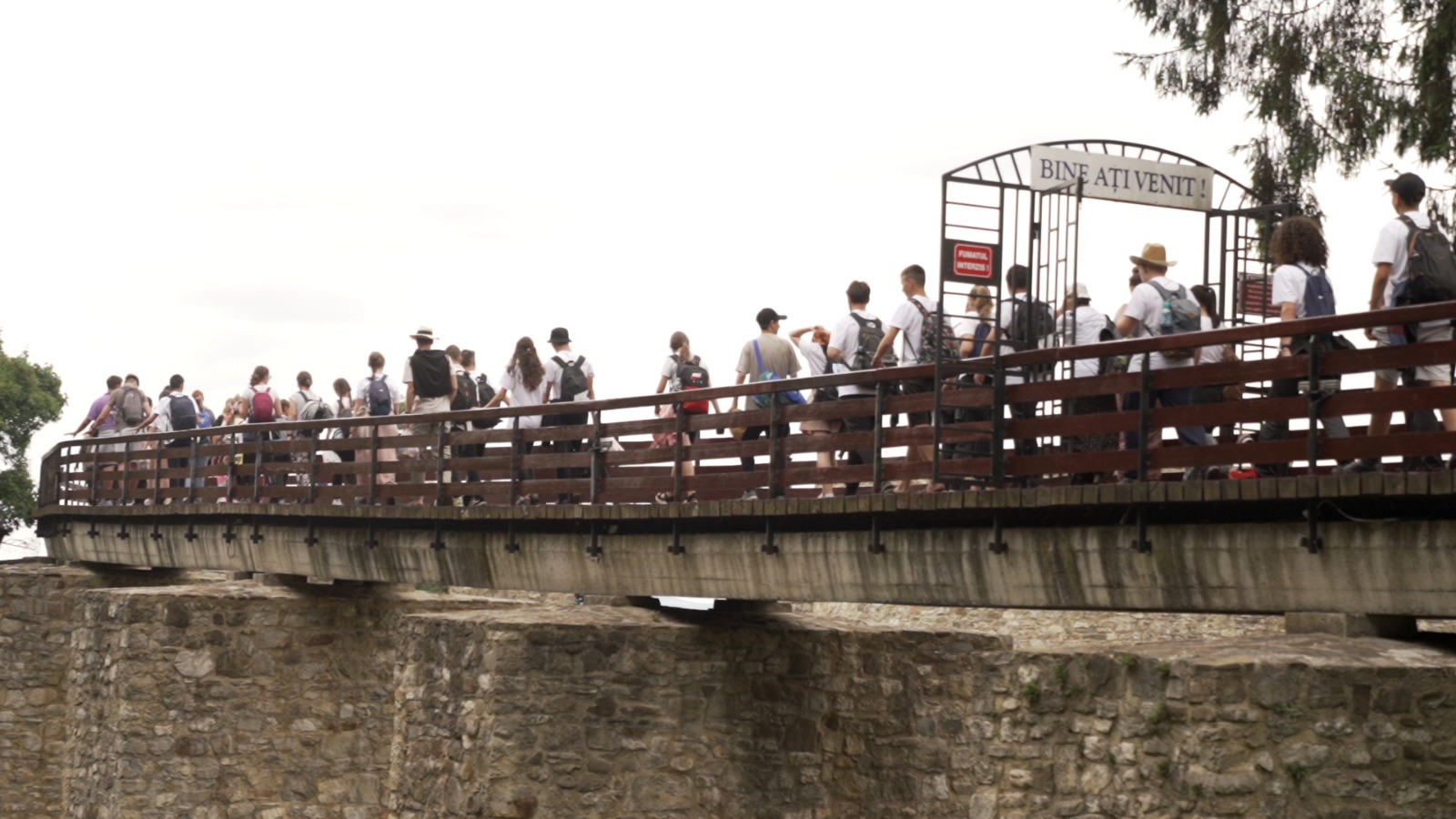 Peste 200 km la pas, „pe urmele sfinților nemțeni”: tinerii pelerini au participat la Sfânta Liturghie săvârșită de PS Părinte Nichifor Botoșăneanul