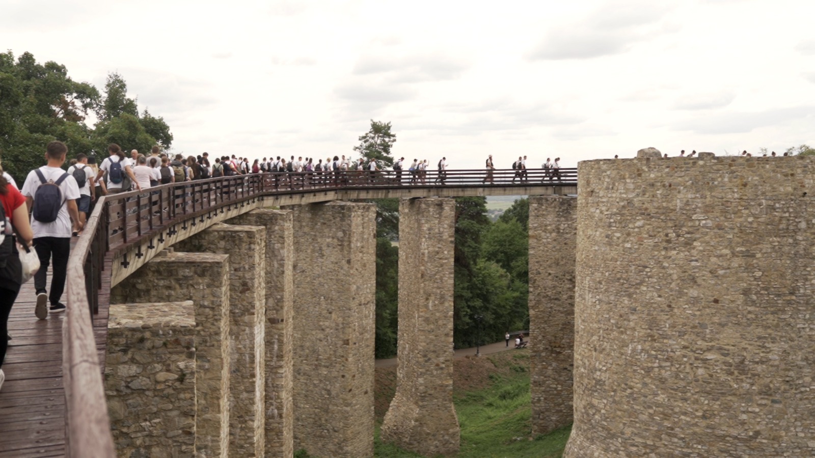 Peste 200 km la pas, „pe urmele sfinților nemțeni”: tinerii pelerini au participat la Sfânta Liturghie săvârșită de PS Părinte Nichifor Botoșăneanul