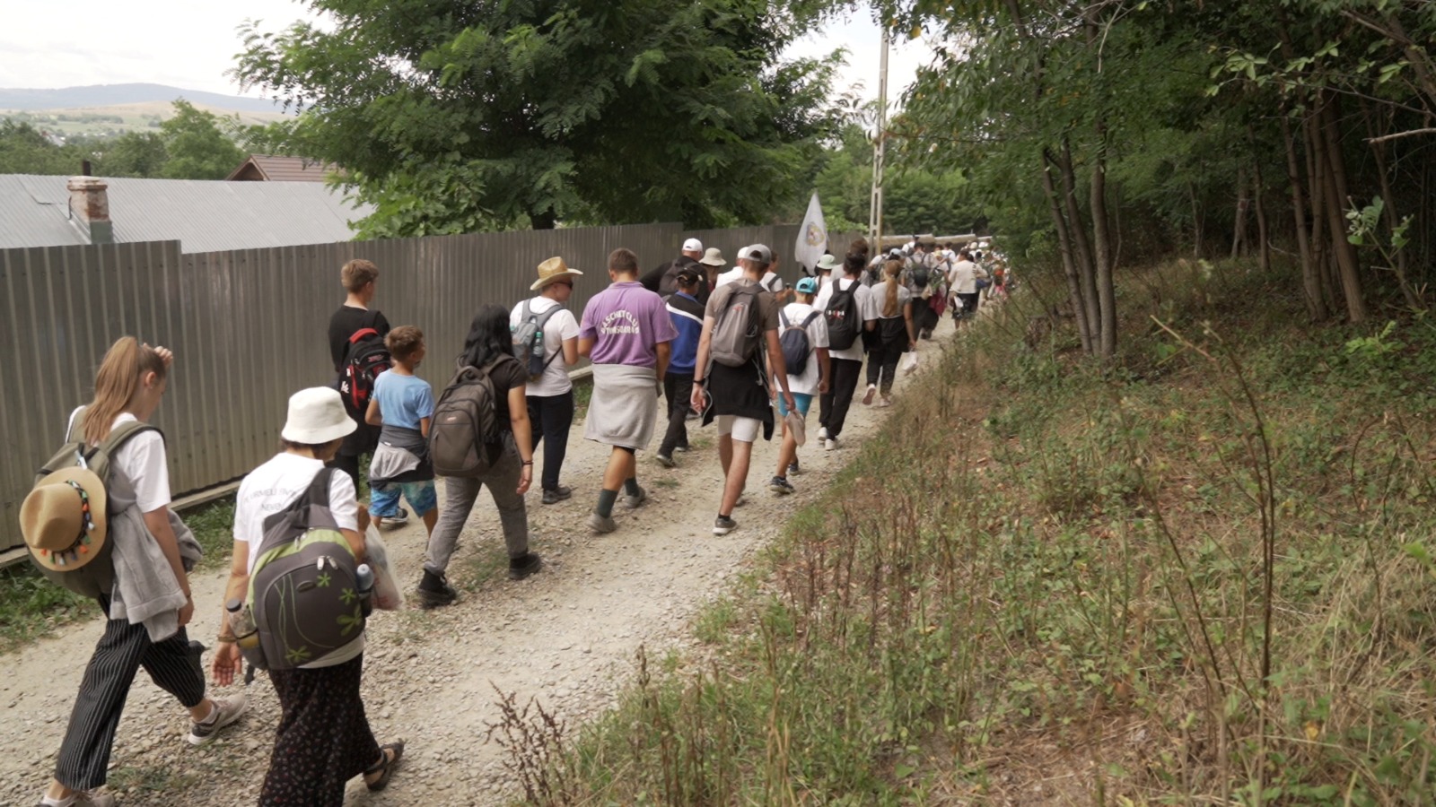 Peste 200 km la pas, „pe urmele sfinților nemțeni”: tinerii pelerini au participat la Sfânta Liturghie săvârșită de PS Părinte Nichifor Botoșăneanul