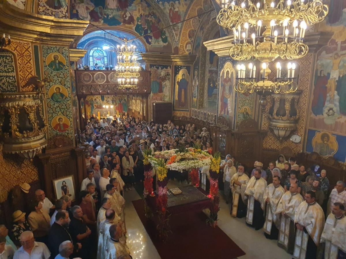 Sărbătoare la hramul Bisericii „Precista Mare” din Roman