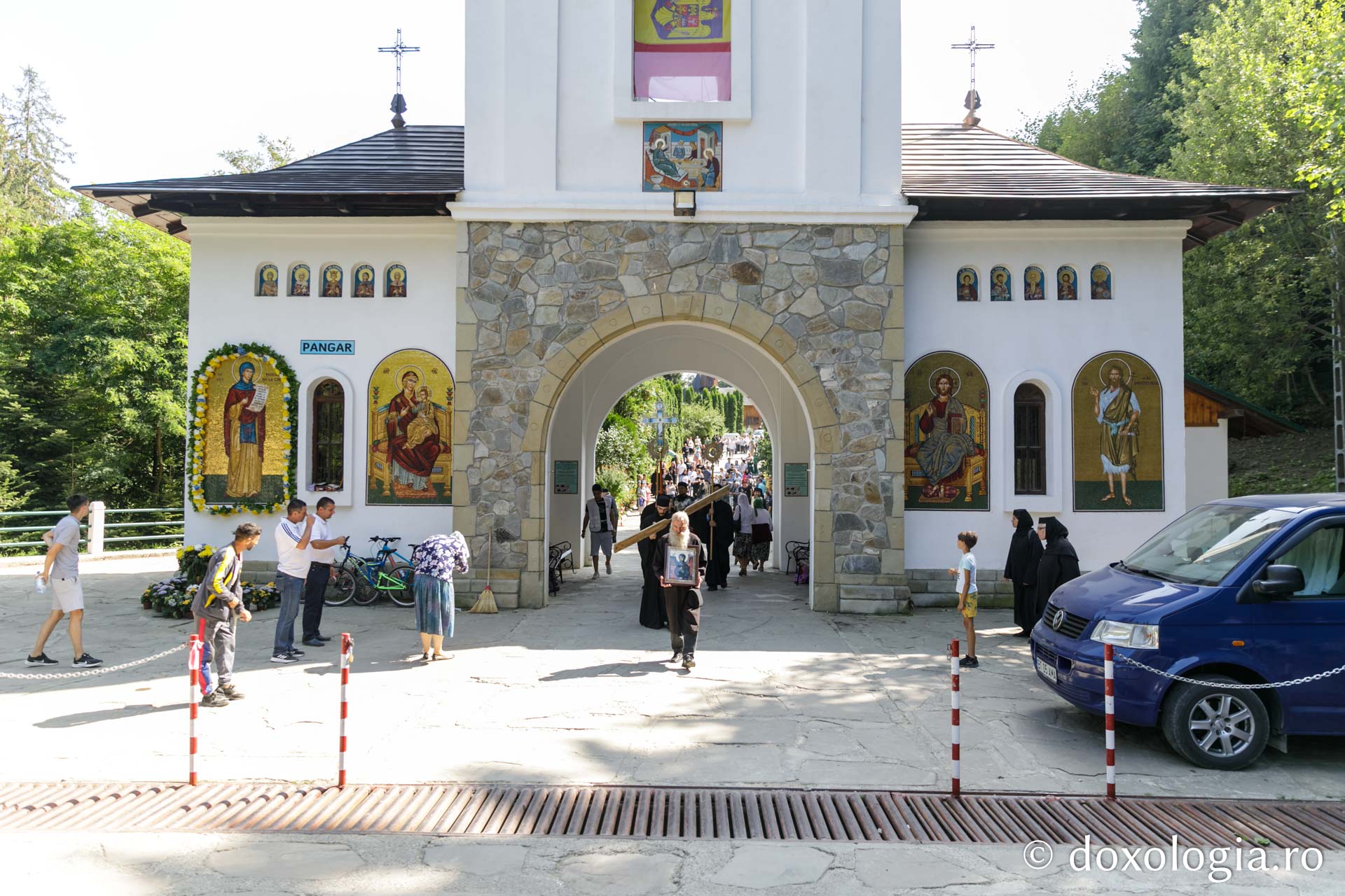 (Foto) Procesiune la peștera Sfintei Teodora de la Sihla