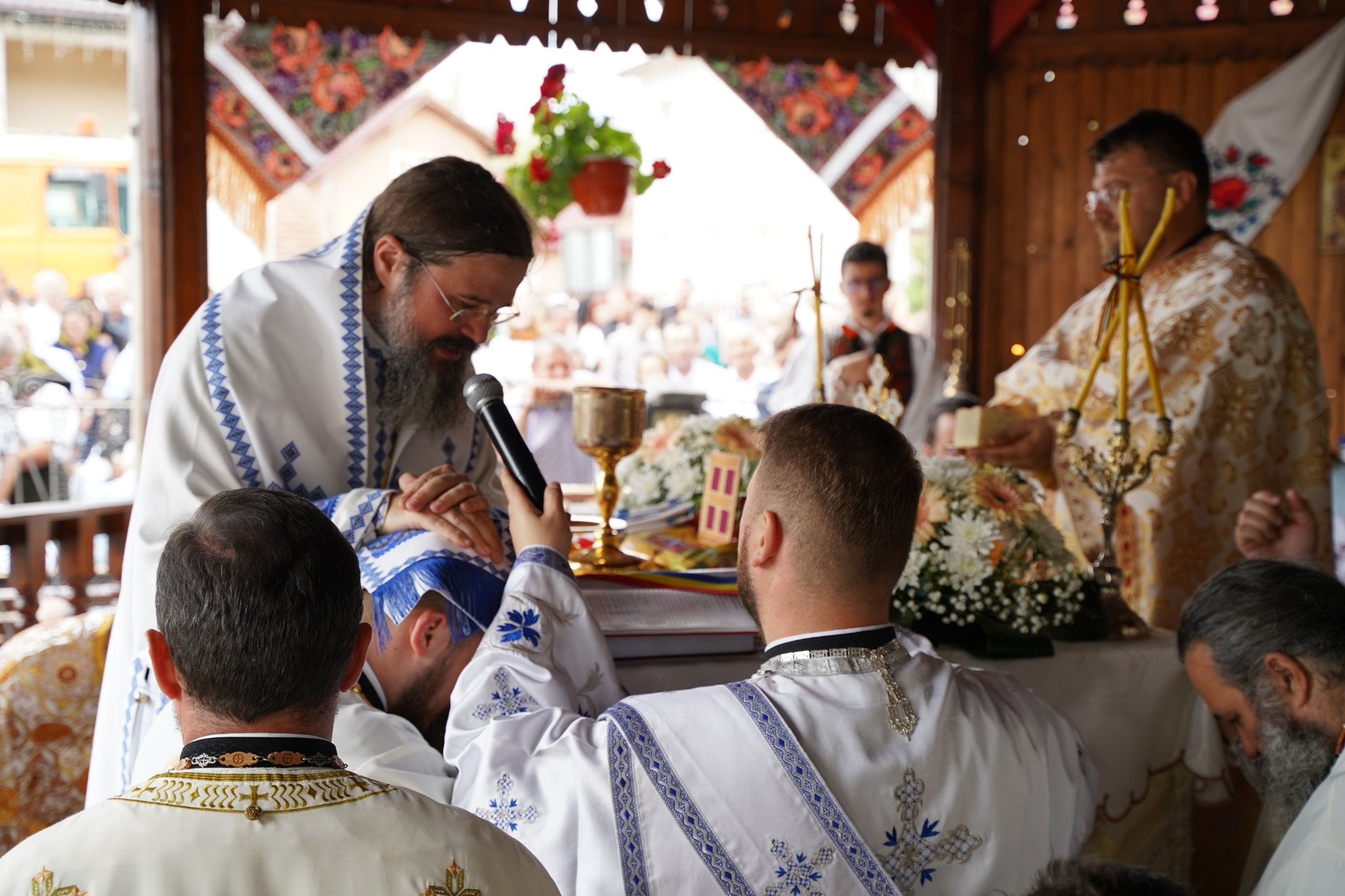 PS Macarie, în satul natal: „Maica Domnului ne acoperă cu acoperământul ei cel luminos și tămăduitor”