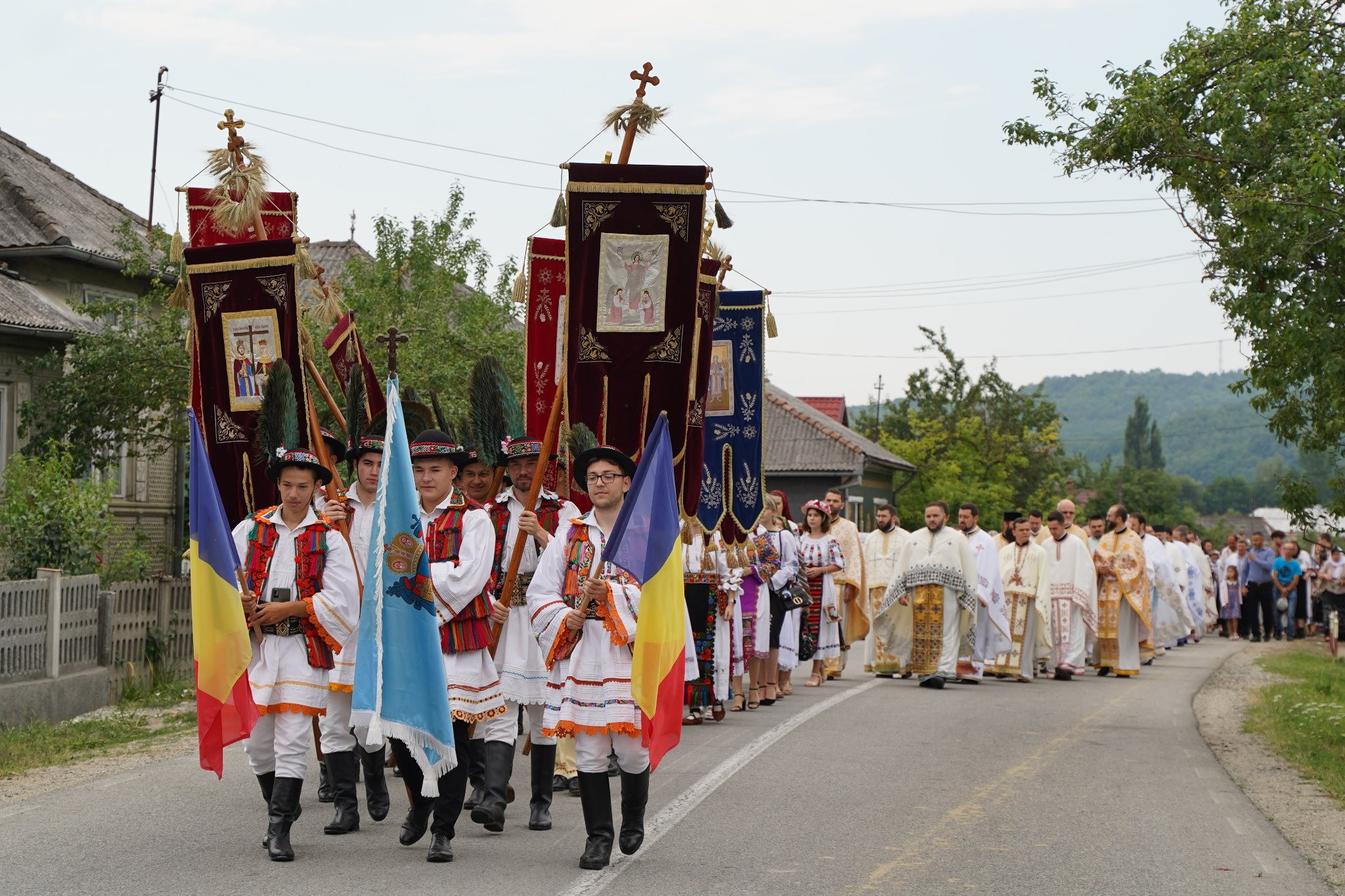 PS Macarie, în satul natal: „Maica Domnului ne acoperă cu acoperământul ei cel luminos și tămăduitor”