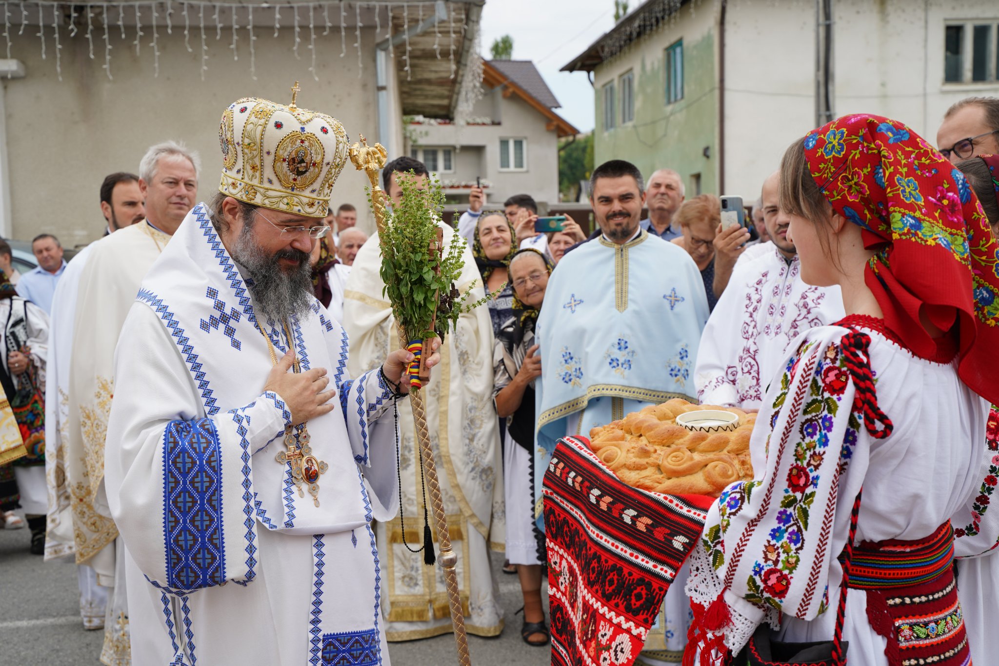 PS Macarie, în satul natal: „Maica Domnului ne acoperă cu acoperământul ei cel luminos și tămăduitor”