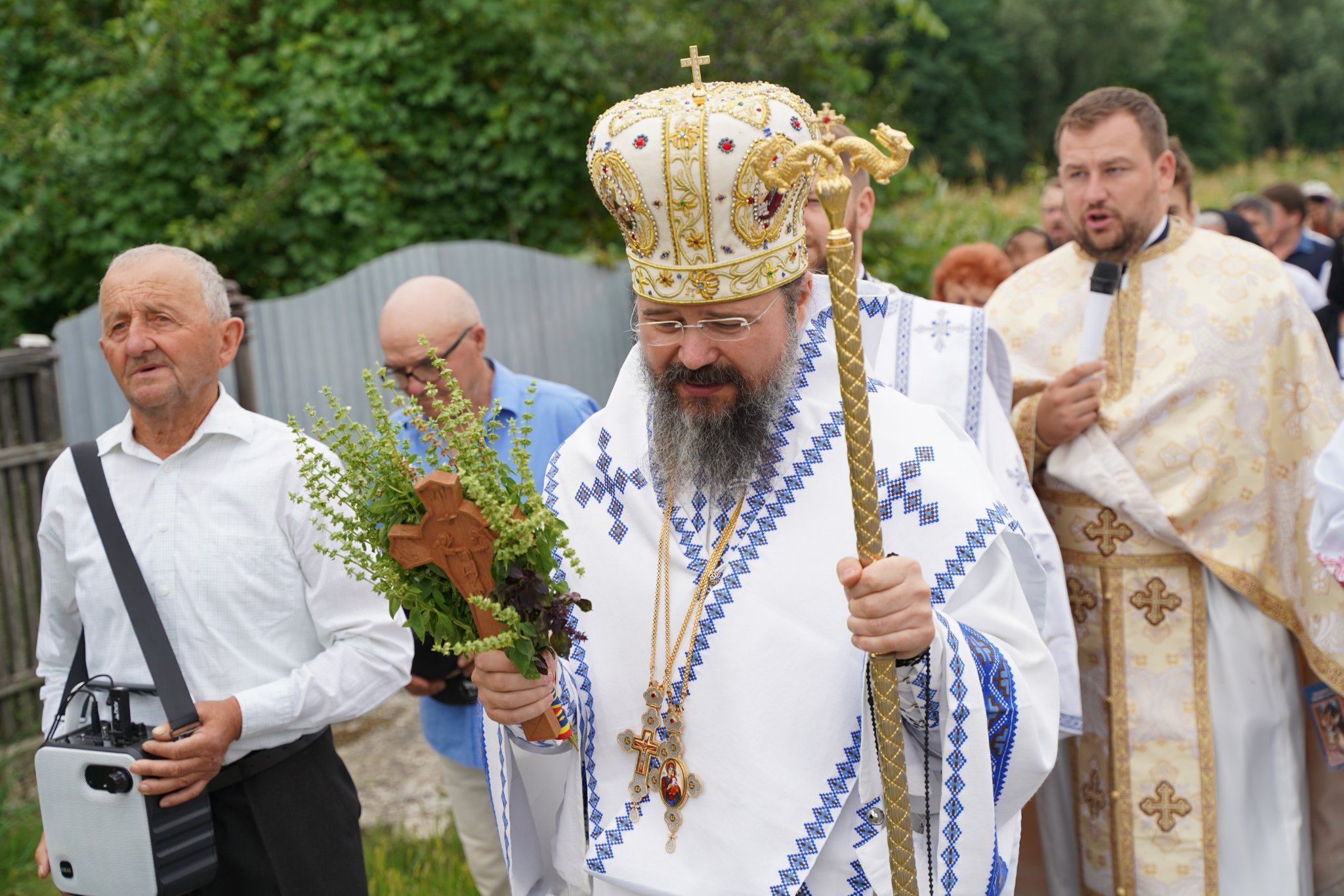 Foto: Facebook / Episcopia Europei de Nord PS Macarie, în satul natal: „Maica Domnului ne acoperă cu acoperământul ei cel luminos și tămăduitor”