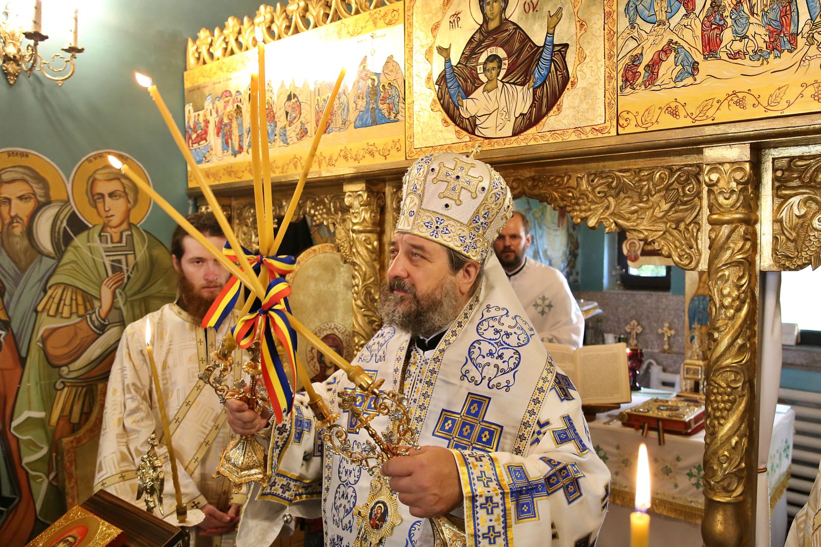 Mamele de la Maternitatea „Elena Doamna” din Iași au fost vizitate de PS Nichifor Botoșăneanul