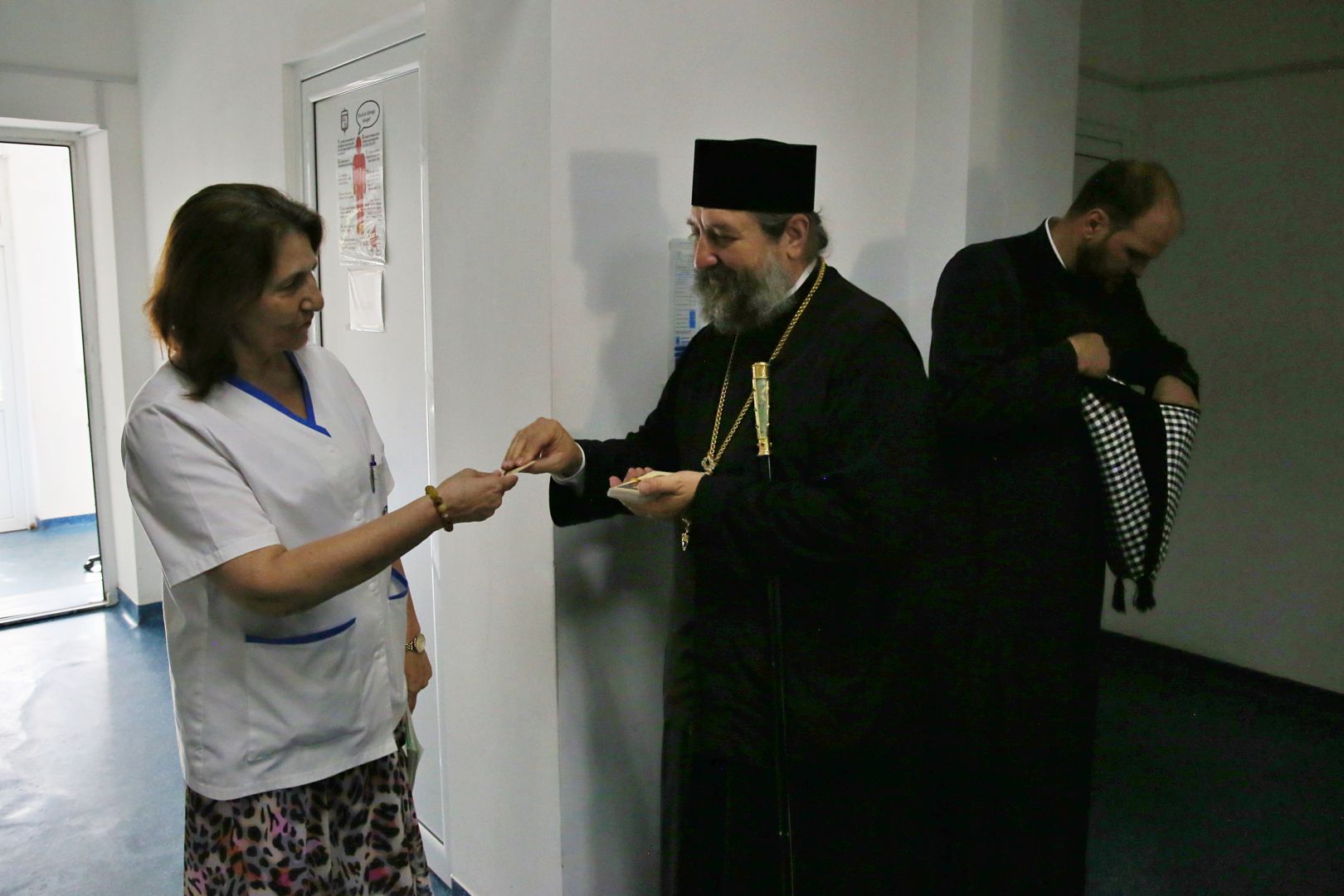 Mamele de la Maternitatea „Elena Doamna” din Iași au fost vizitate de PS Nichifor Botoșăneanul